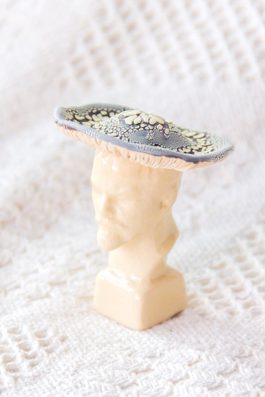 Lenin grzyb czarno-beżowy, rzeźba ceramiczna mini