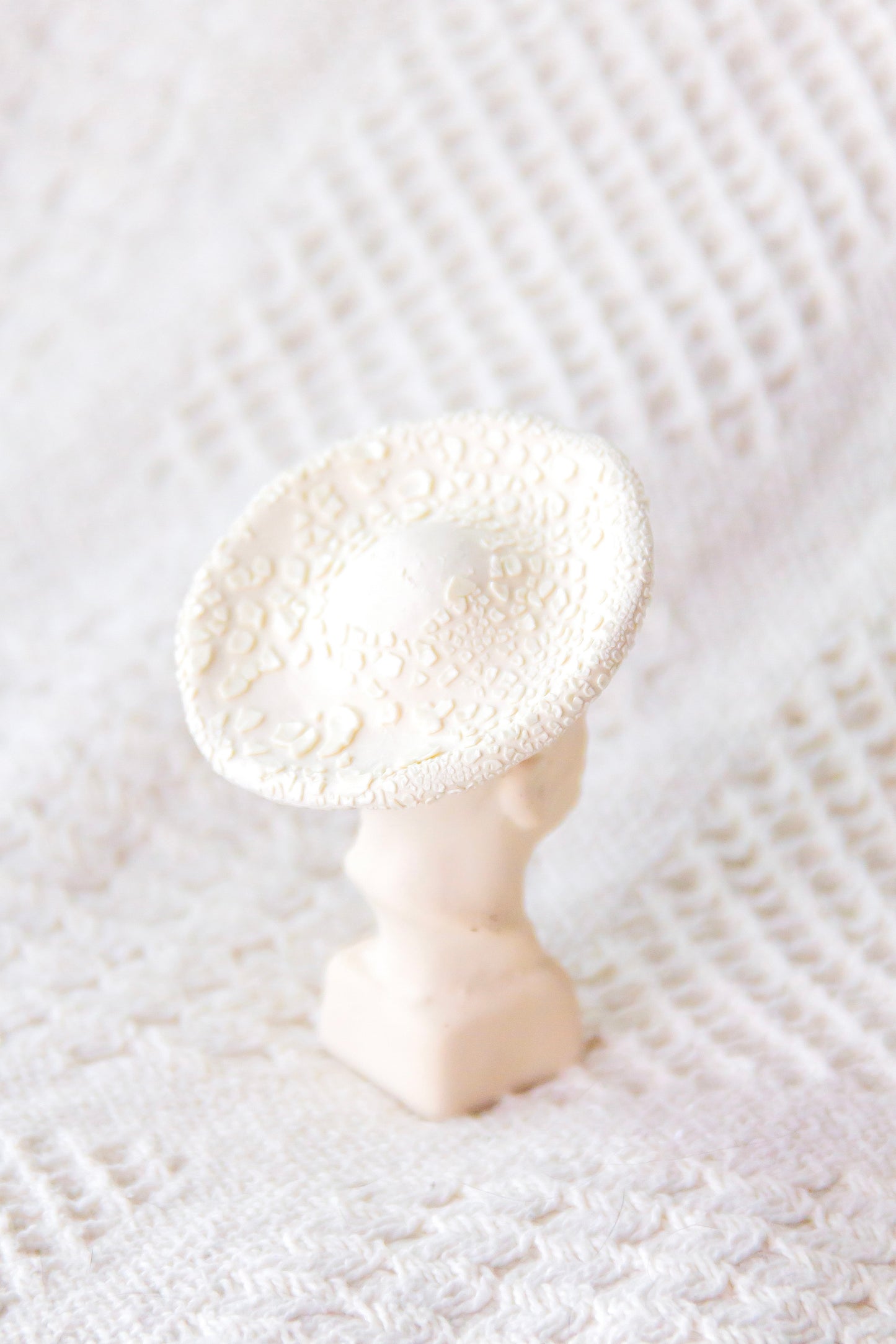 Lenin grzyb beżowo-biały, rzeźba ceramiczna mini