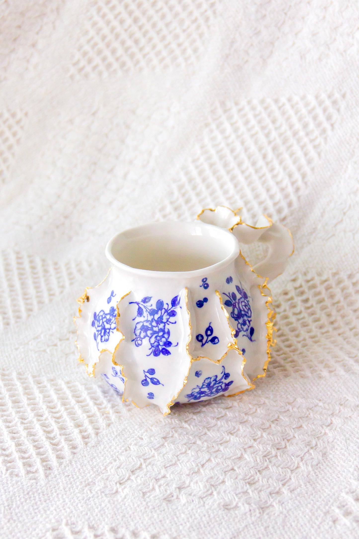 Kubek porcelanowy „Laminari” ze złoceniem