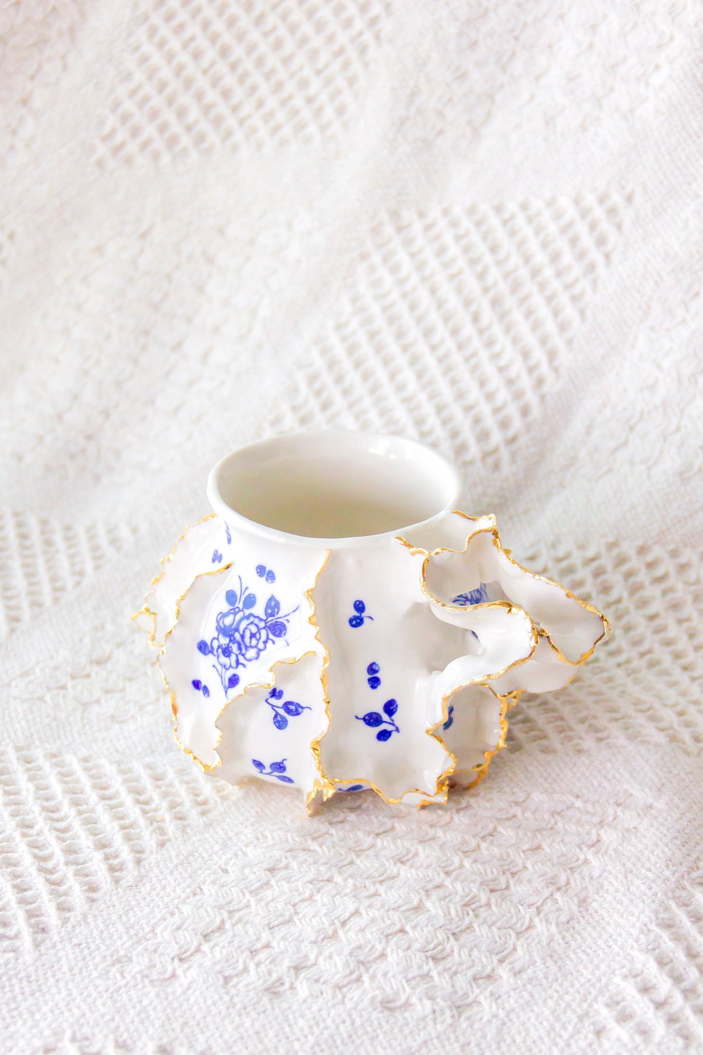 Kubek porcelanowy „Laminari” ze złoceniem