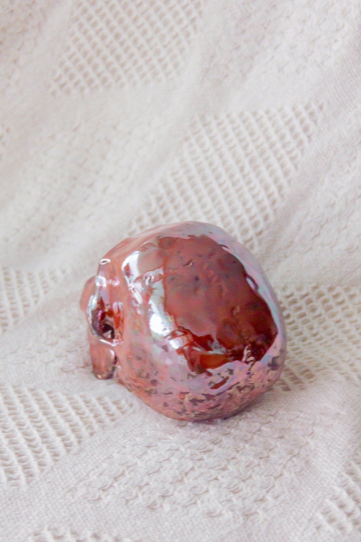 Crâne en céramique marron et noir