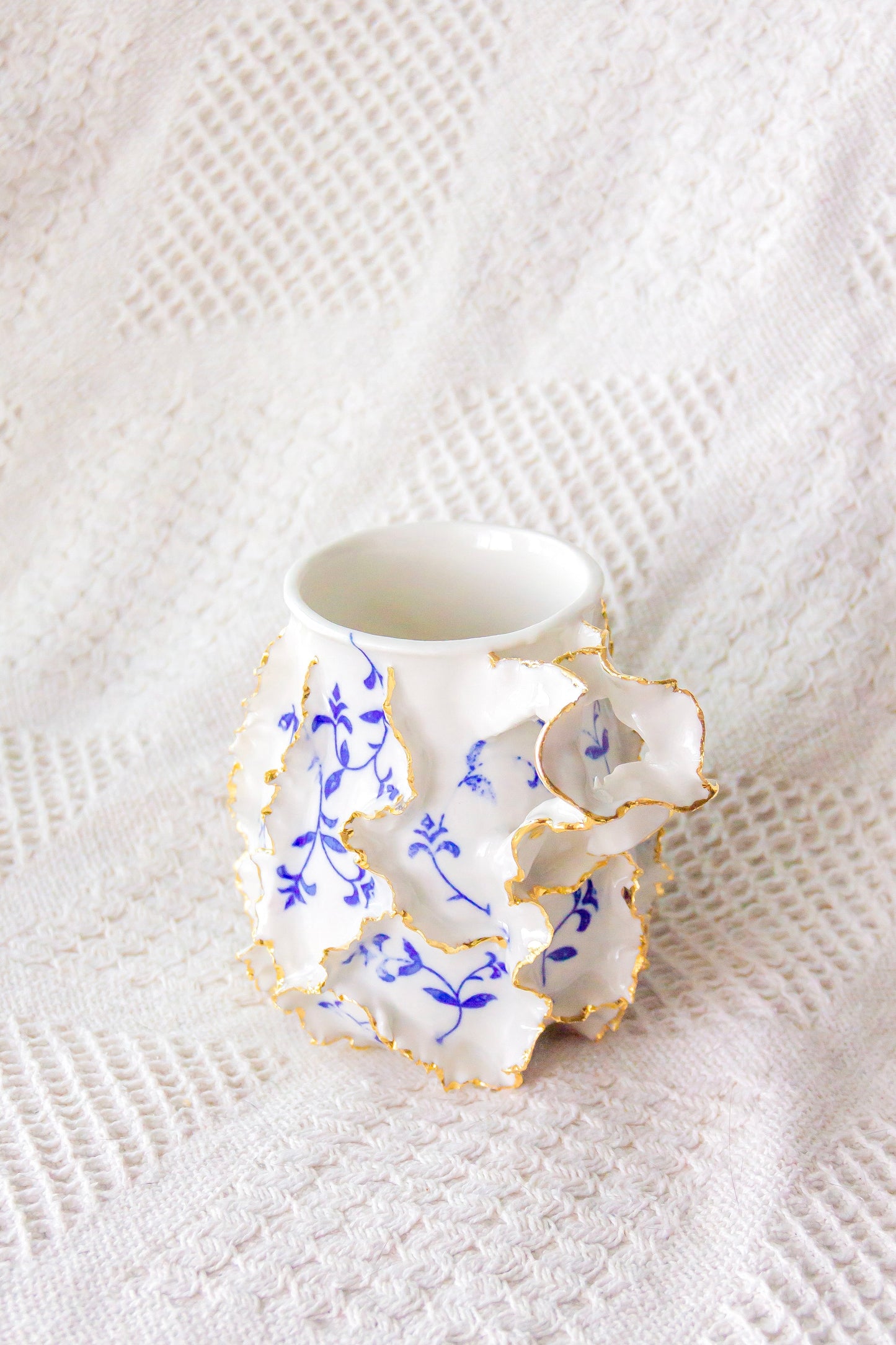 Kubek porcelanowy „Laminari” ze złoceniem