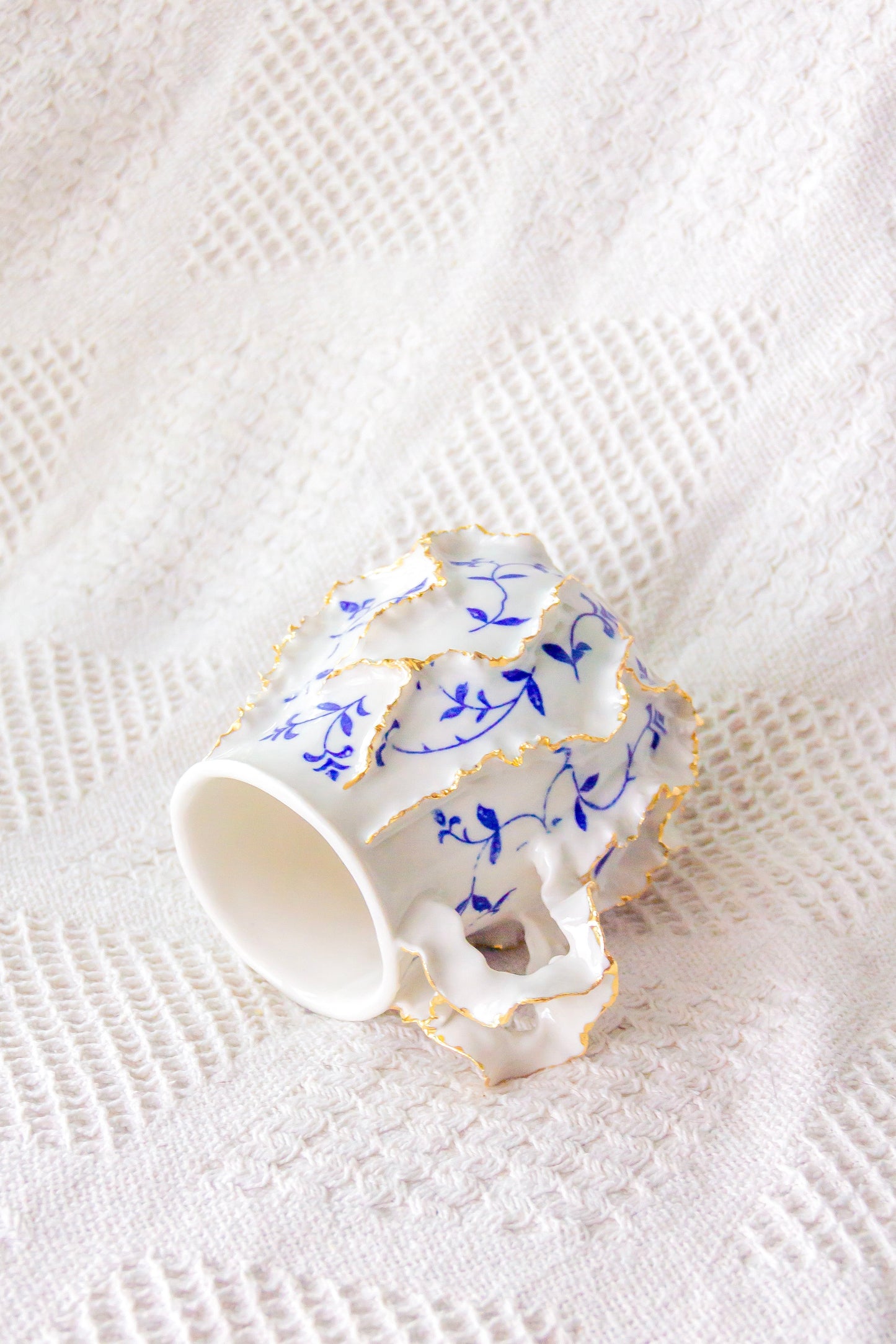 Kubek porcelanowy „Laminari” ze złoceniem