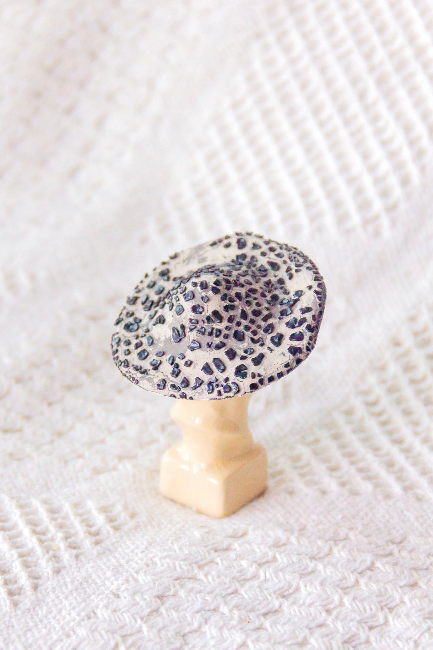 Lenin grzyb czarno-beżowy, rzeźba ceramiczna mini