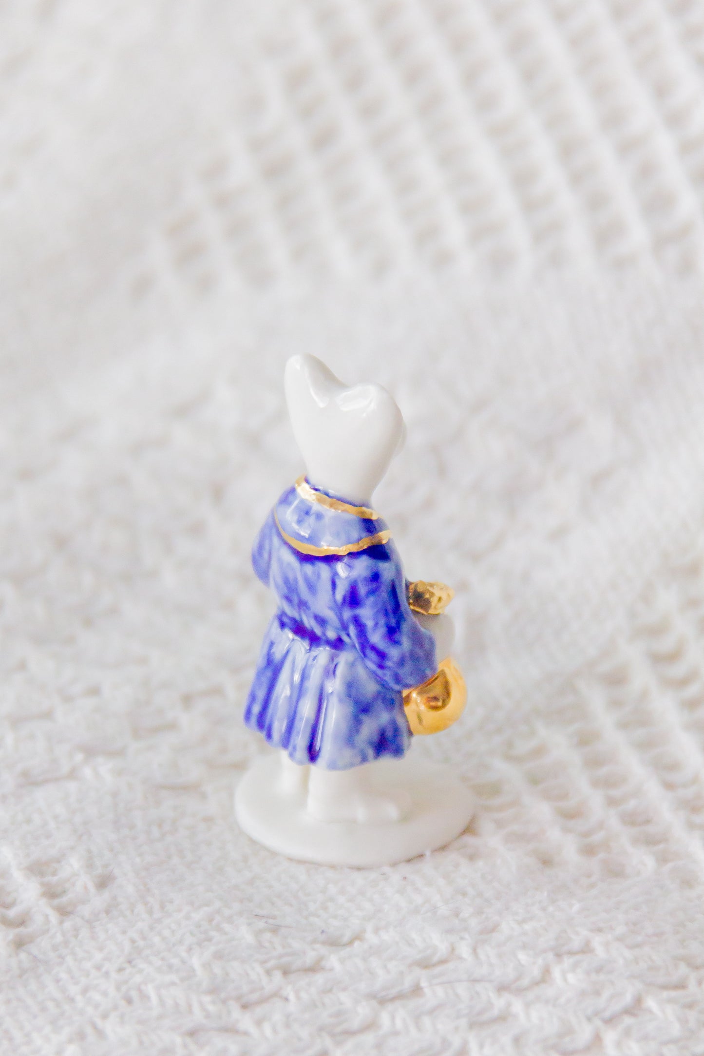 Werling kupiec, rzeźba porcelanowa ze złoceniem