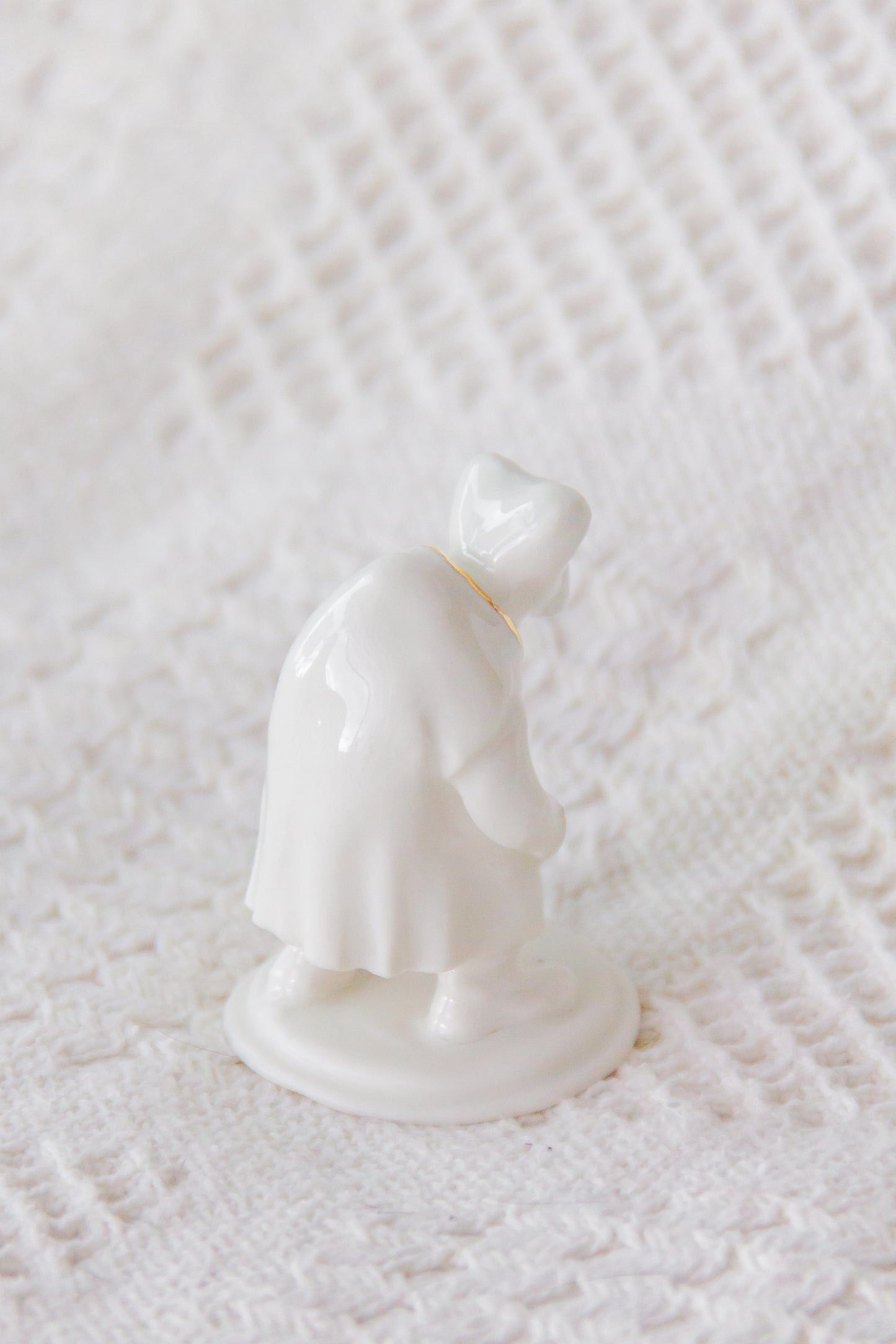 Werling garbus, rzeźba porcelanowa ze złoceniem