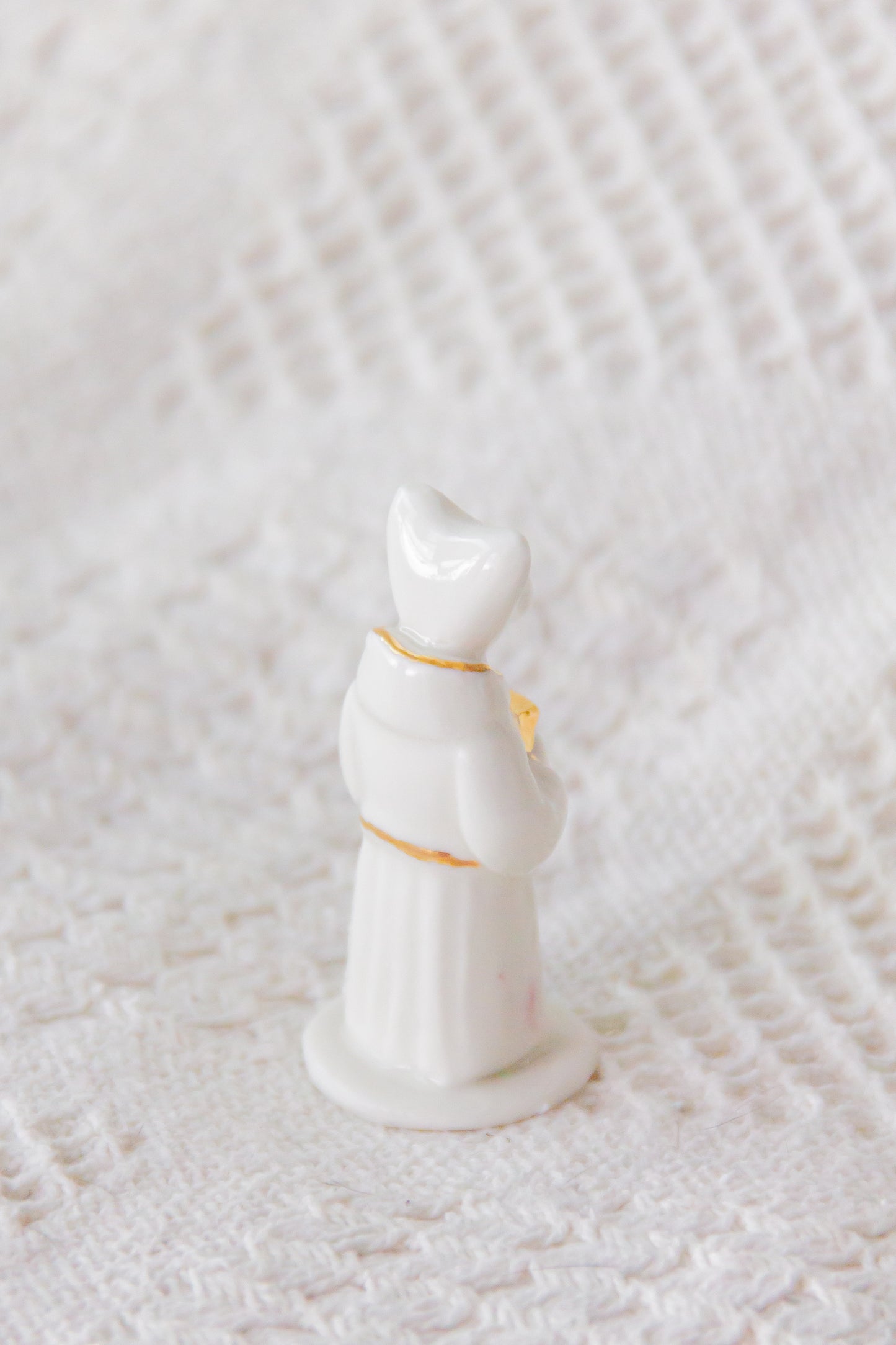 Werling mnich, rzeźba porcelanowa ze złoceniem