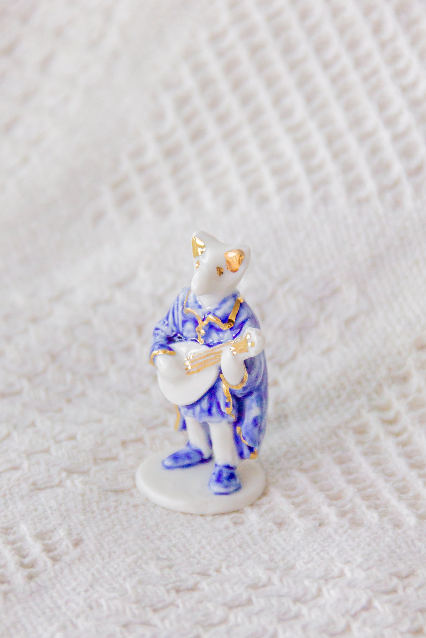 Werling minstrel, rzeźba porcelanowa ze złoceniem