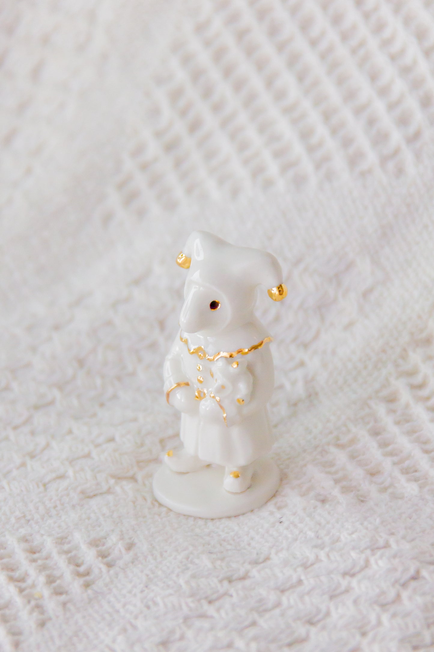 Werling błazen, rzeźba porcelanowa ze złoceniem