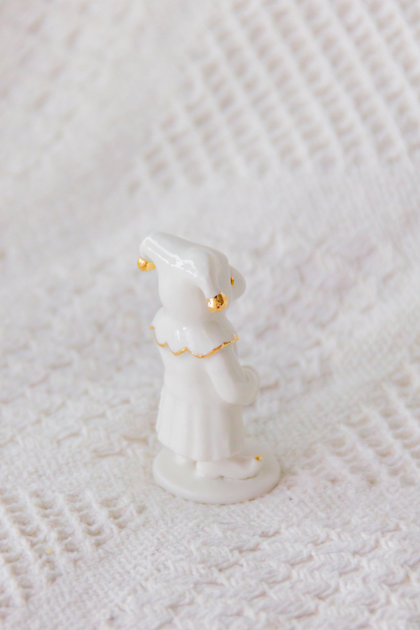 Werling błazen, rzeźba porcelanowa ze złoceniem