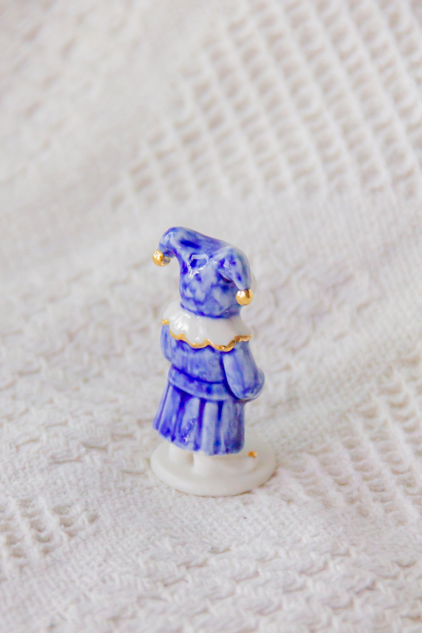 Werling błazen, rzeźba porcelanowa ze złoceniem