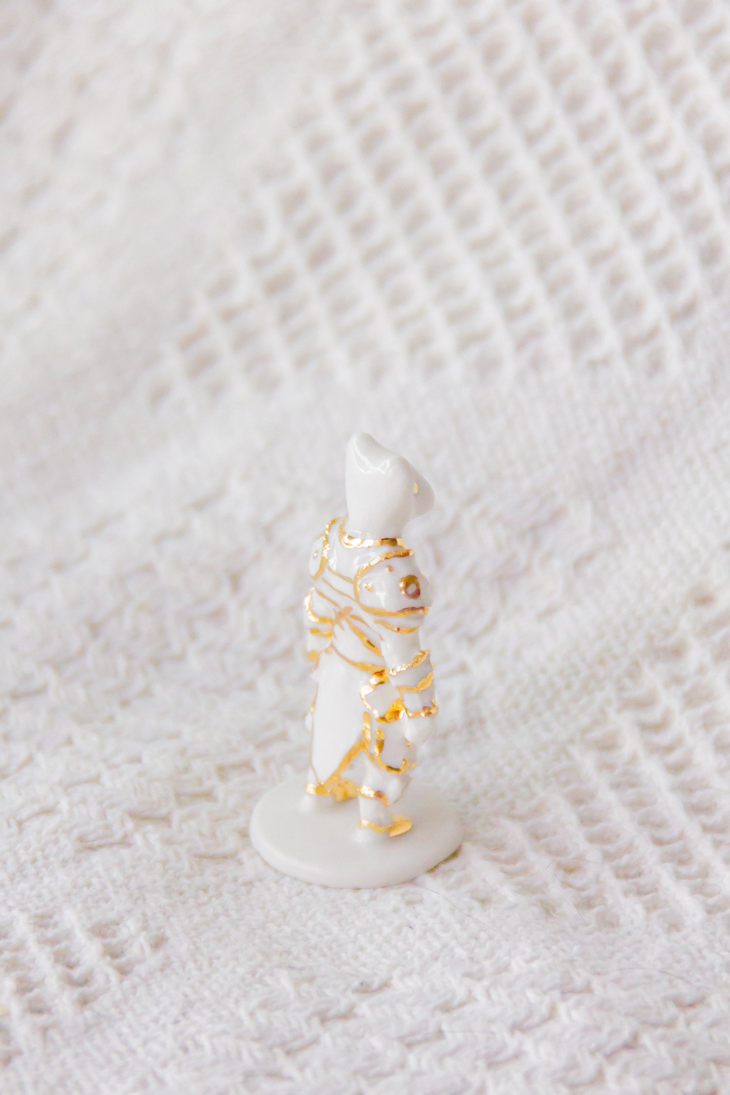 Werling rycerz, rzeźba porcelanowa ze złoceniem