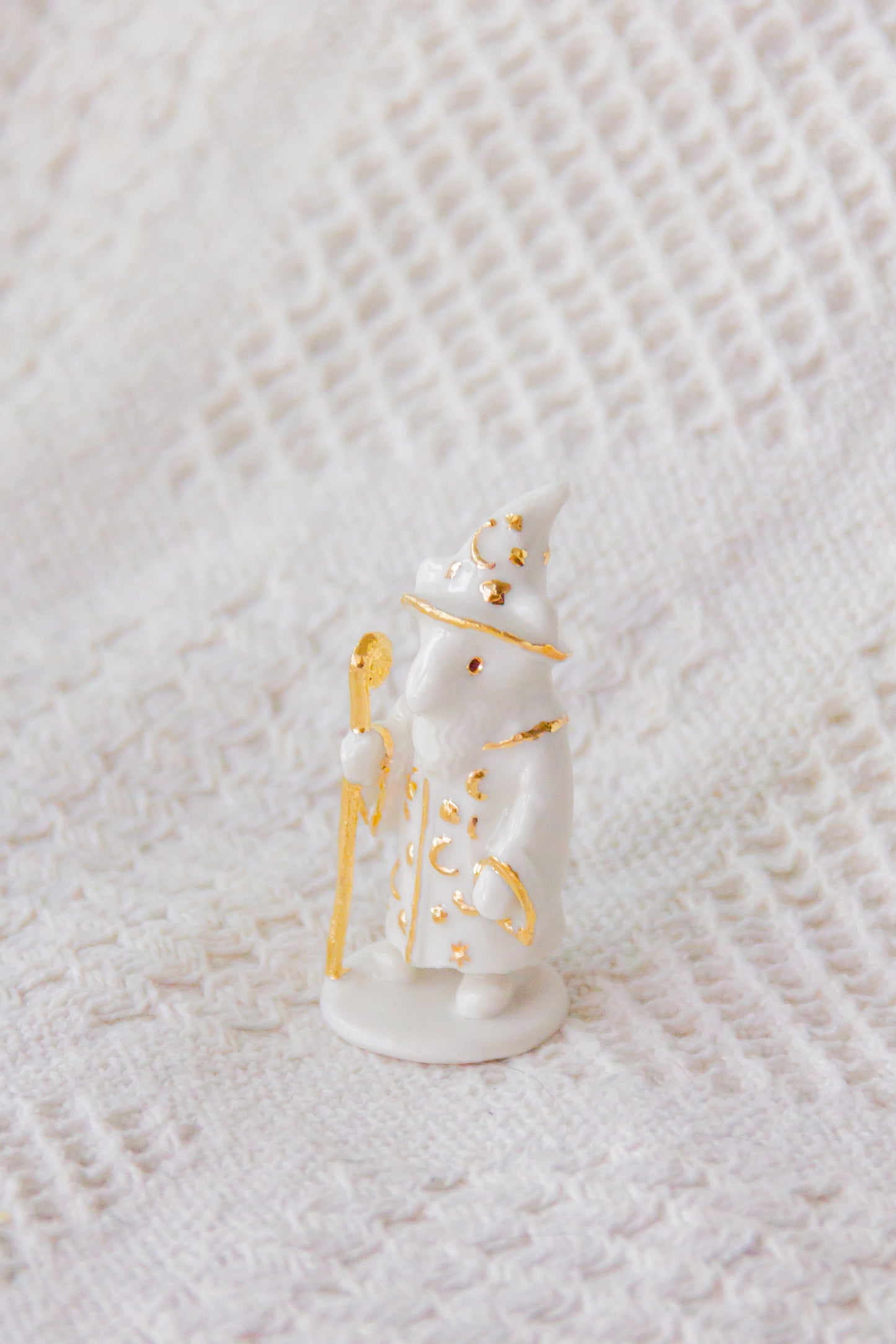 Werling czarodziej, rzeźba porcelanowa ze złoceniem