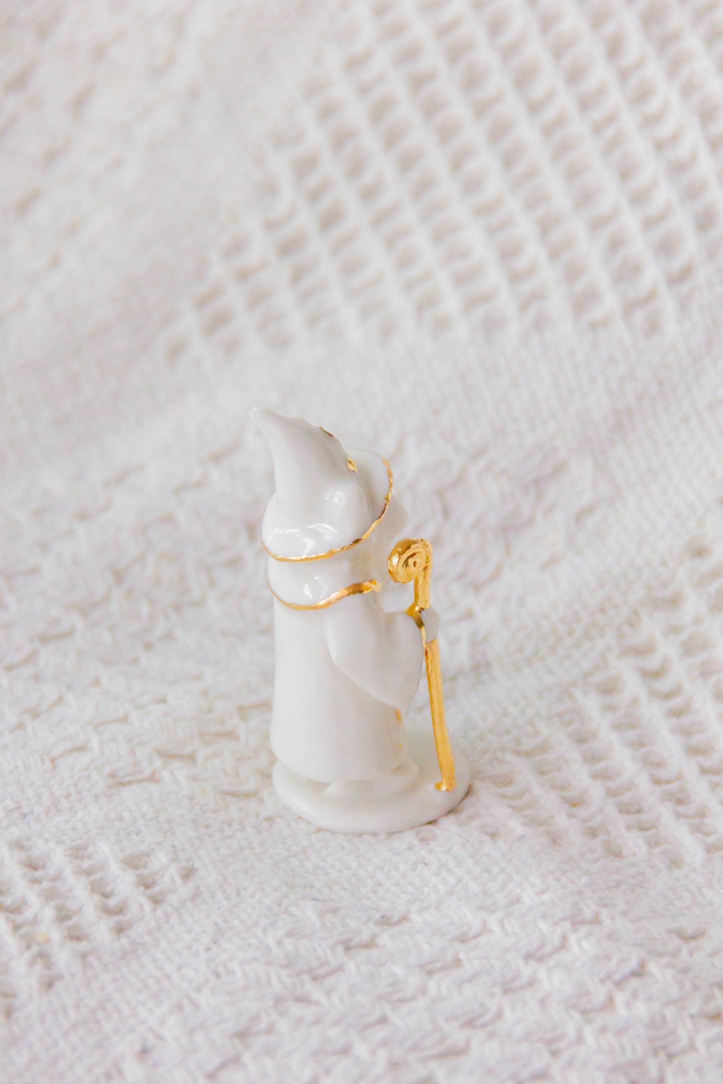 Werling czarodziej, rzeźba porcelanowa ze złoceniem