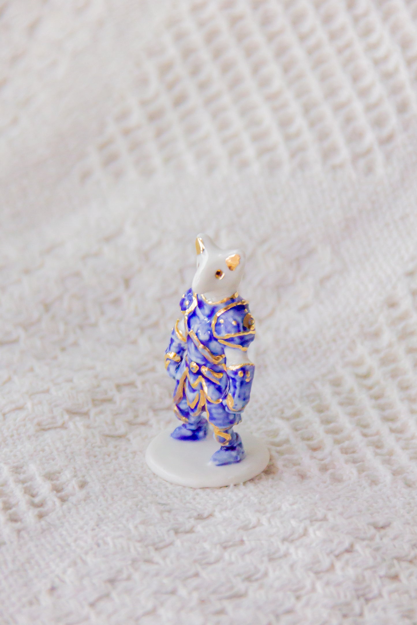 Werling rycerz, rzeźba porcelanowa ze złoceniem