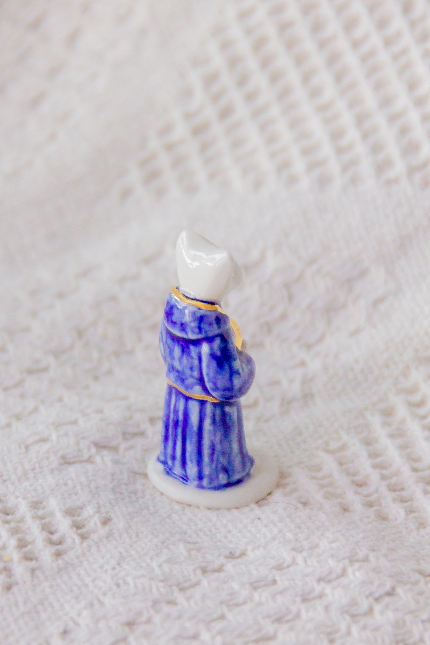 Werling mnich, rzeźba porcelanowa ze złoceniem