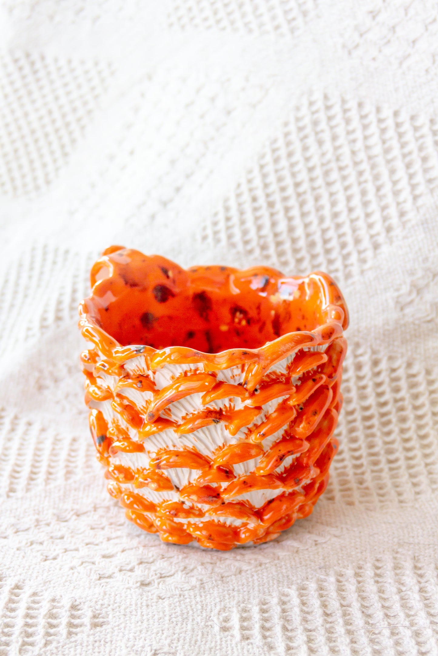 Kubek ceramiczny “Shrooms” pomarańczowo-biały