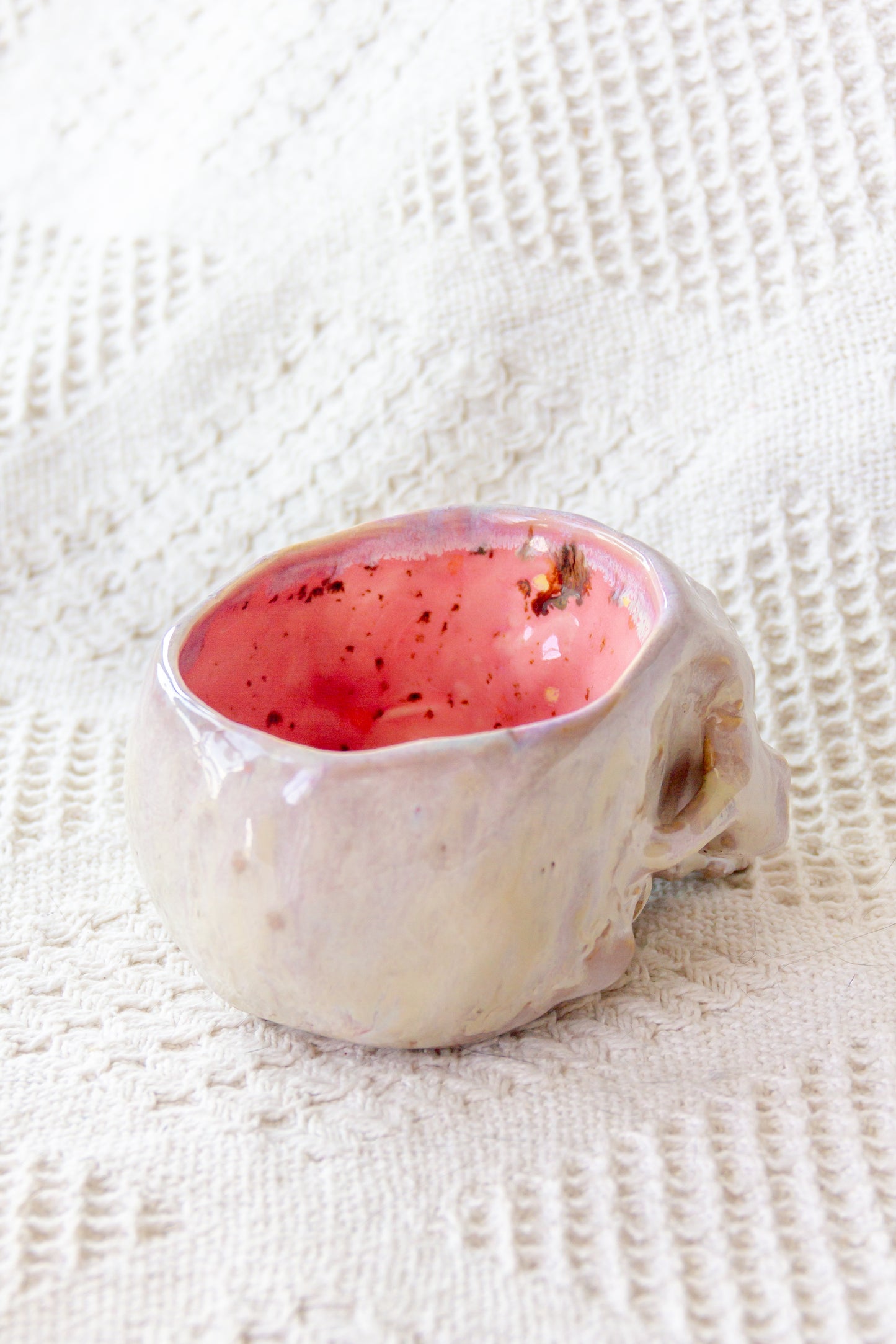 Czaszka-szkatułka ceramiczna beżowo-malinowa