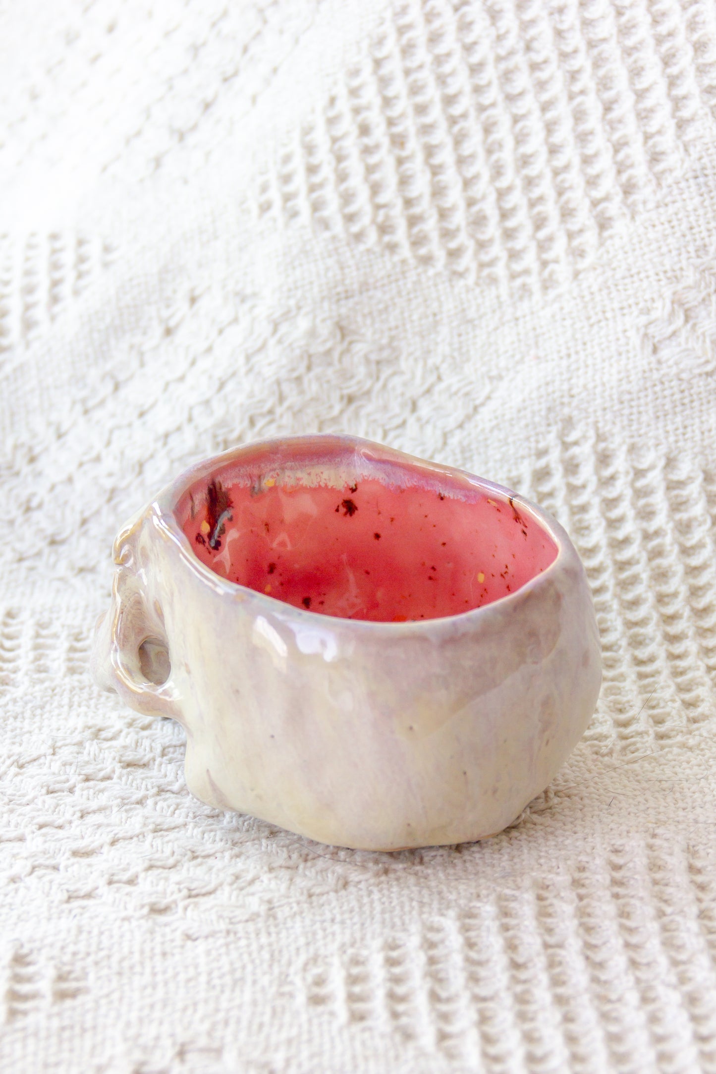 Czaszka-szkatułka ceramiczna beżowo-malinowa