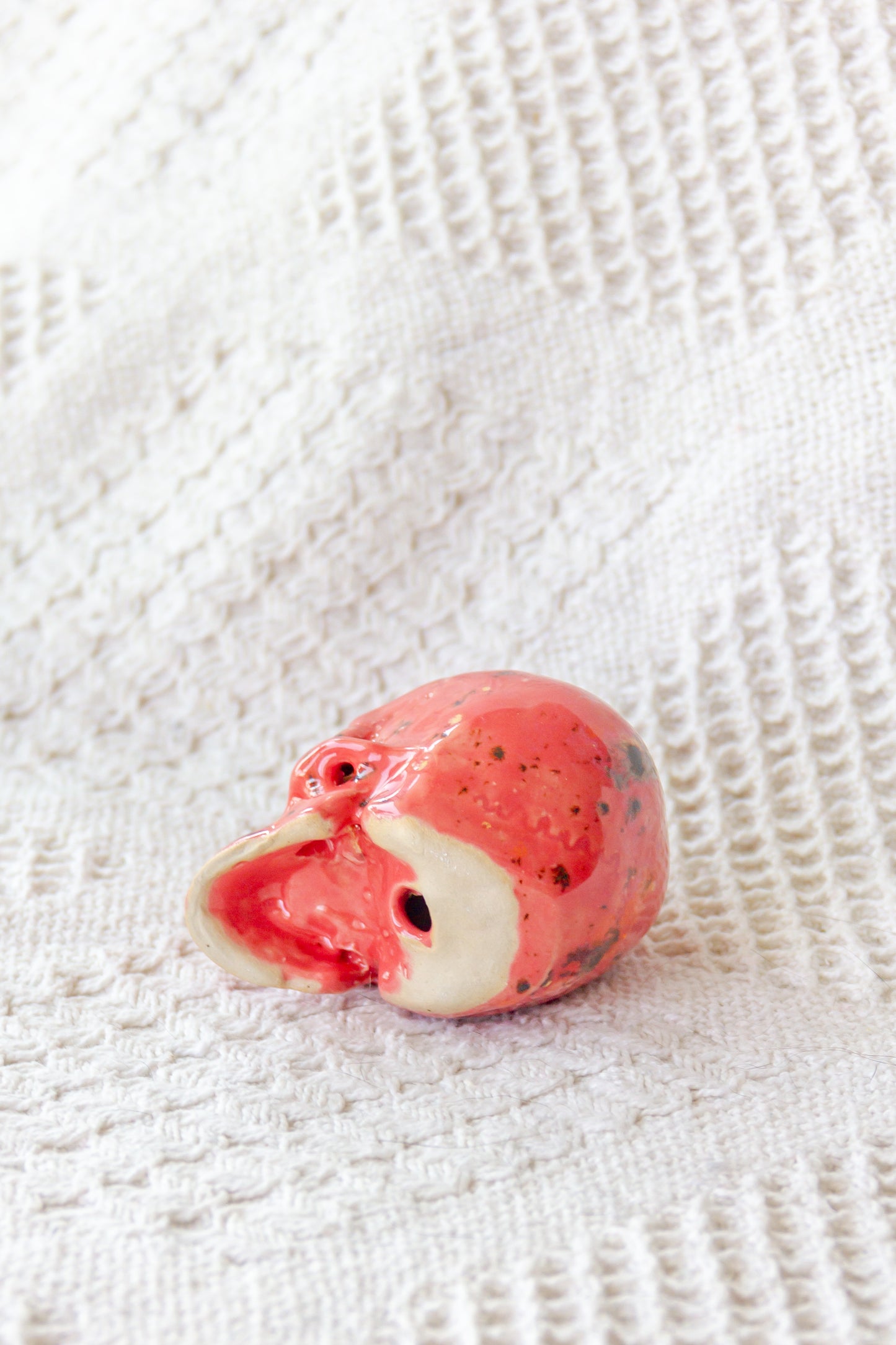 Czaszka ceramiczna mini malinowa