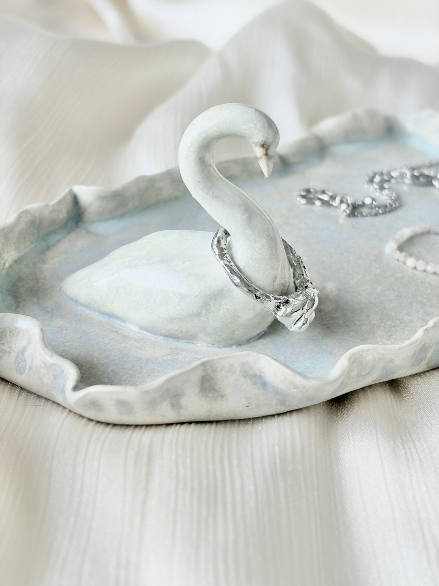 Podstawka na biżuterię z łabędziem