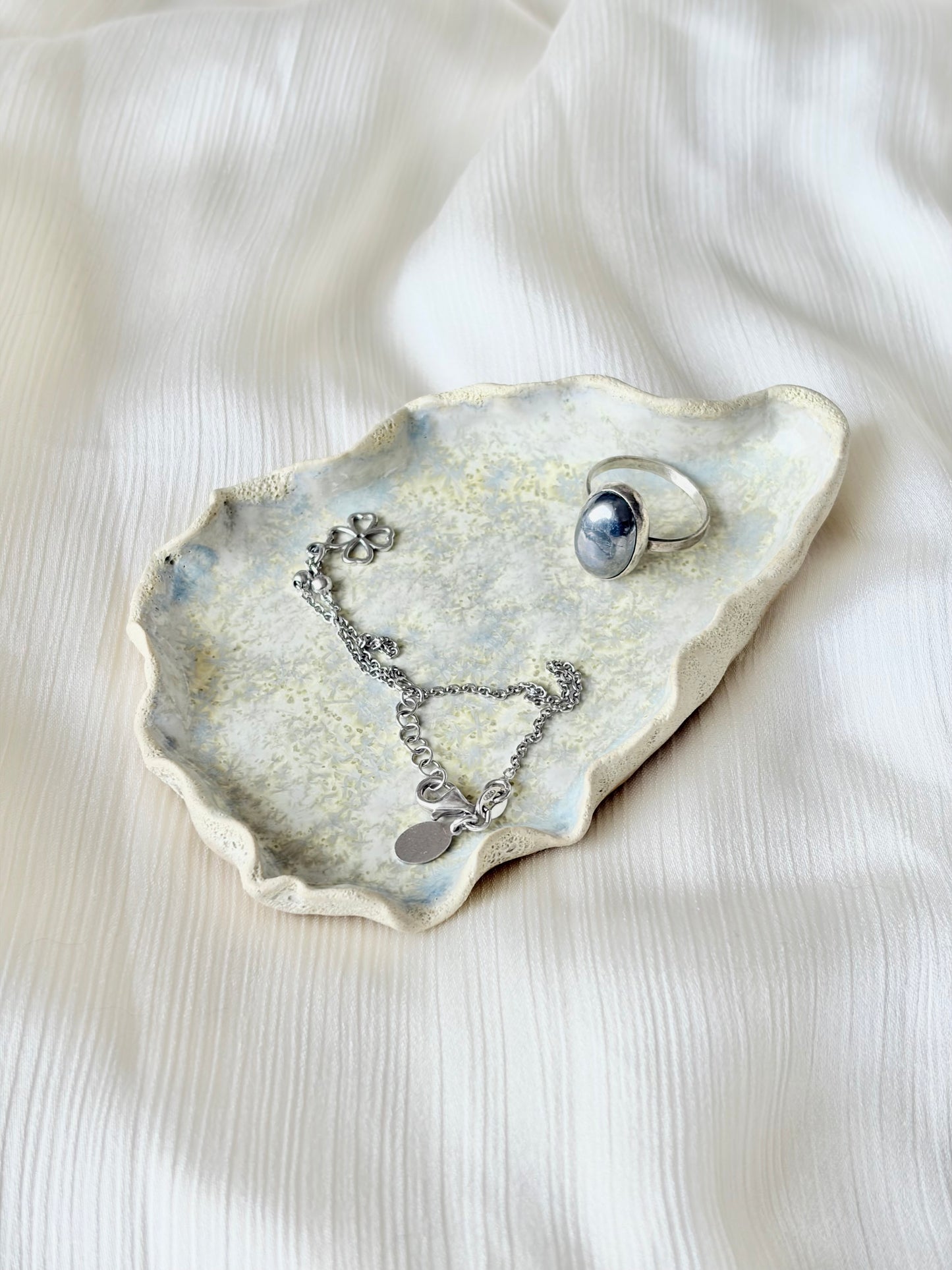 Mały talerzyk w kształcie muszli