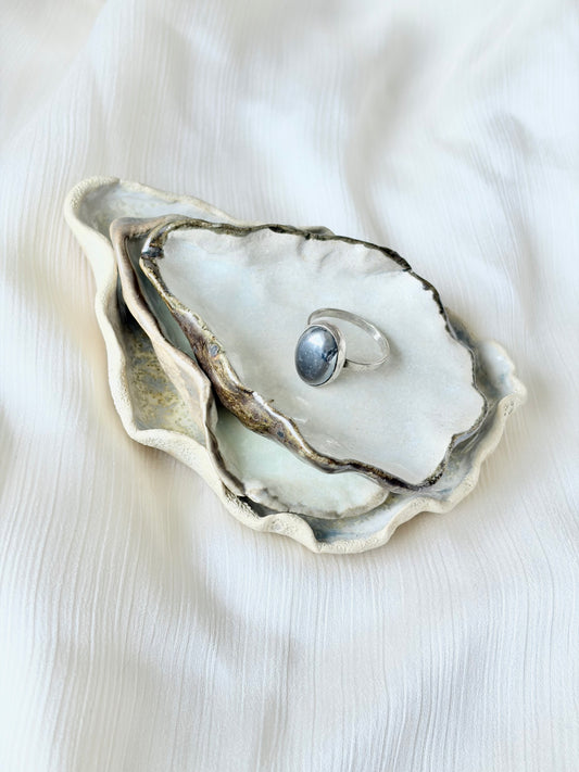 Mały talerzyk w kształcie muszli