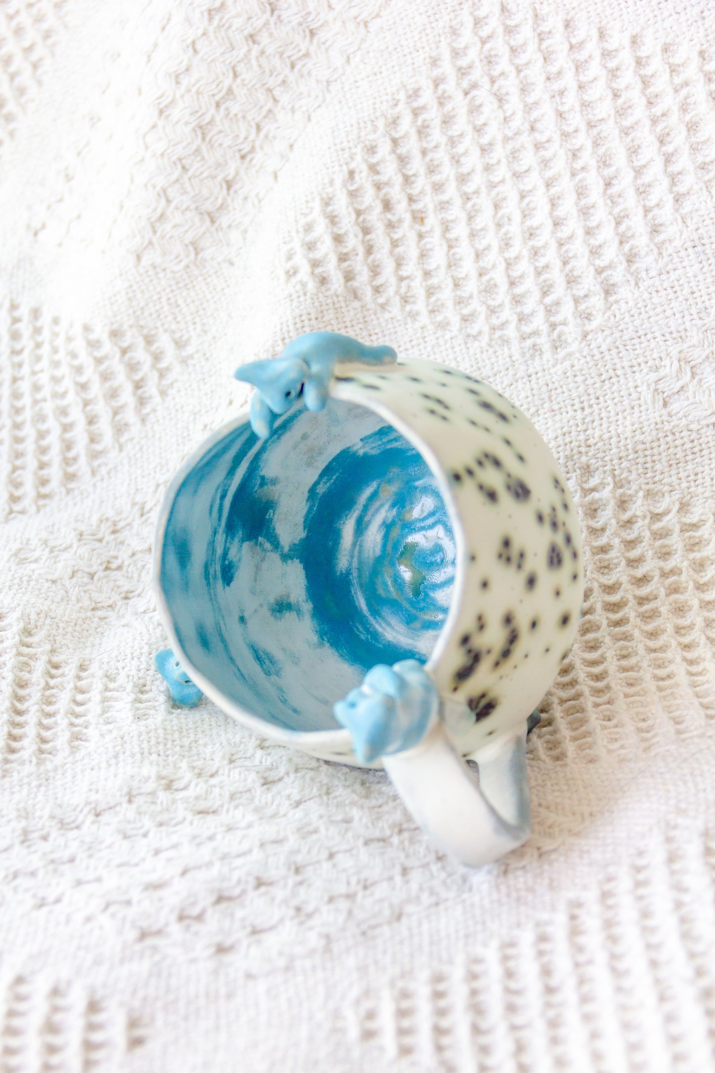 Kubek ceramiczny “Matcha” biało-niebieski z werlingami