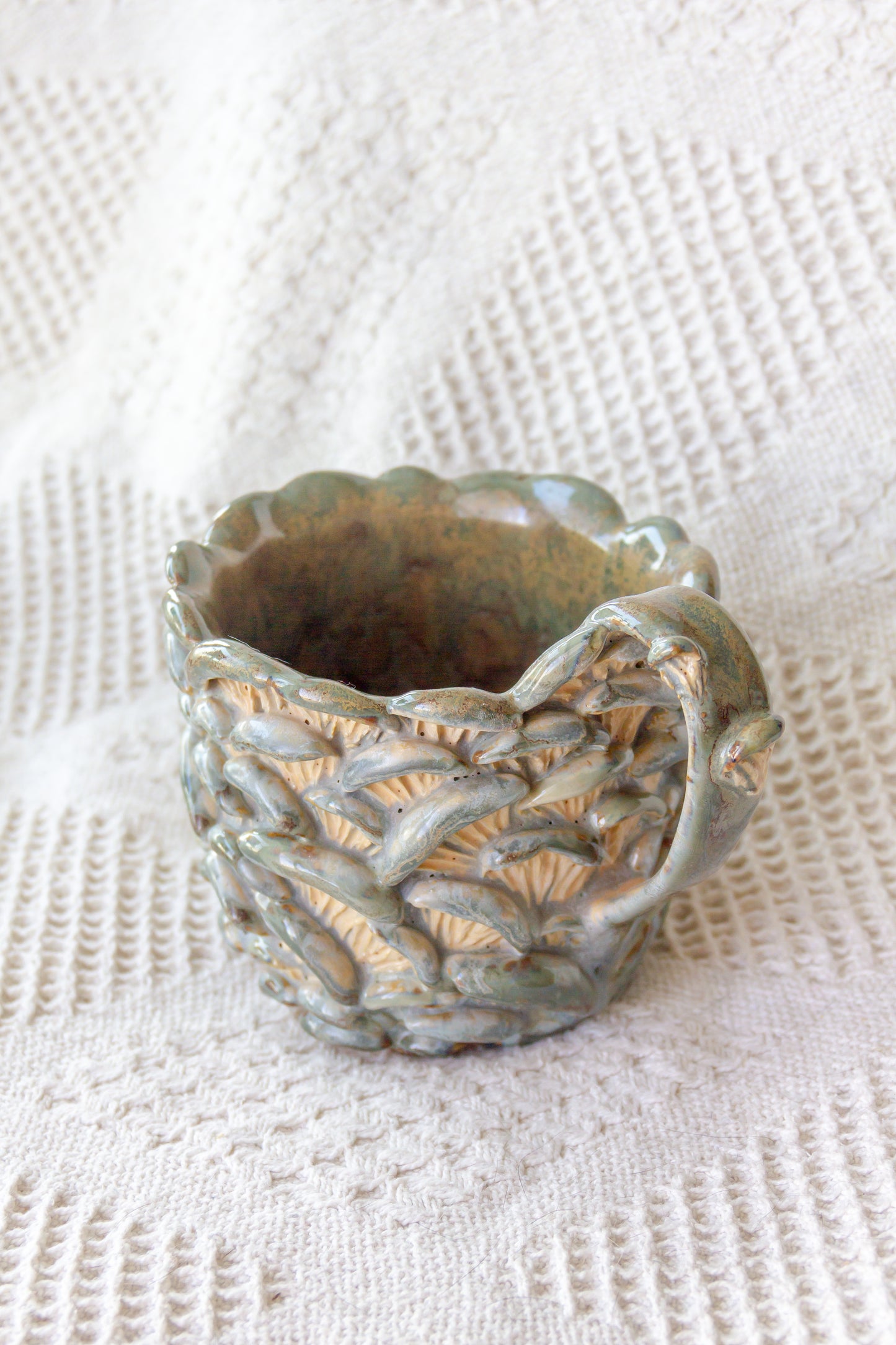 Kubek ceramiczny “Shrooms” zielono-beżowy