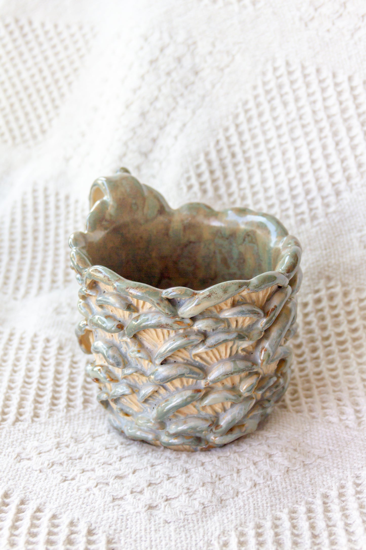 Kubek ceramiczny “Shrooms” zielono-beżowy