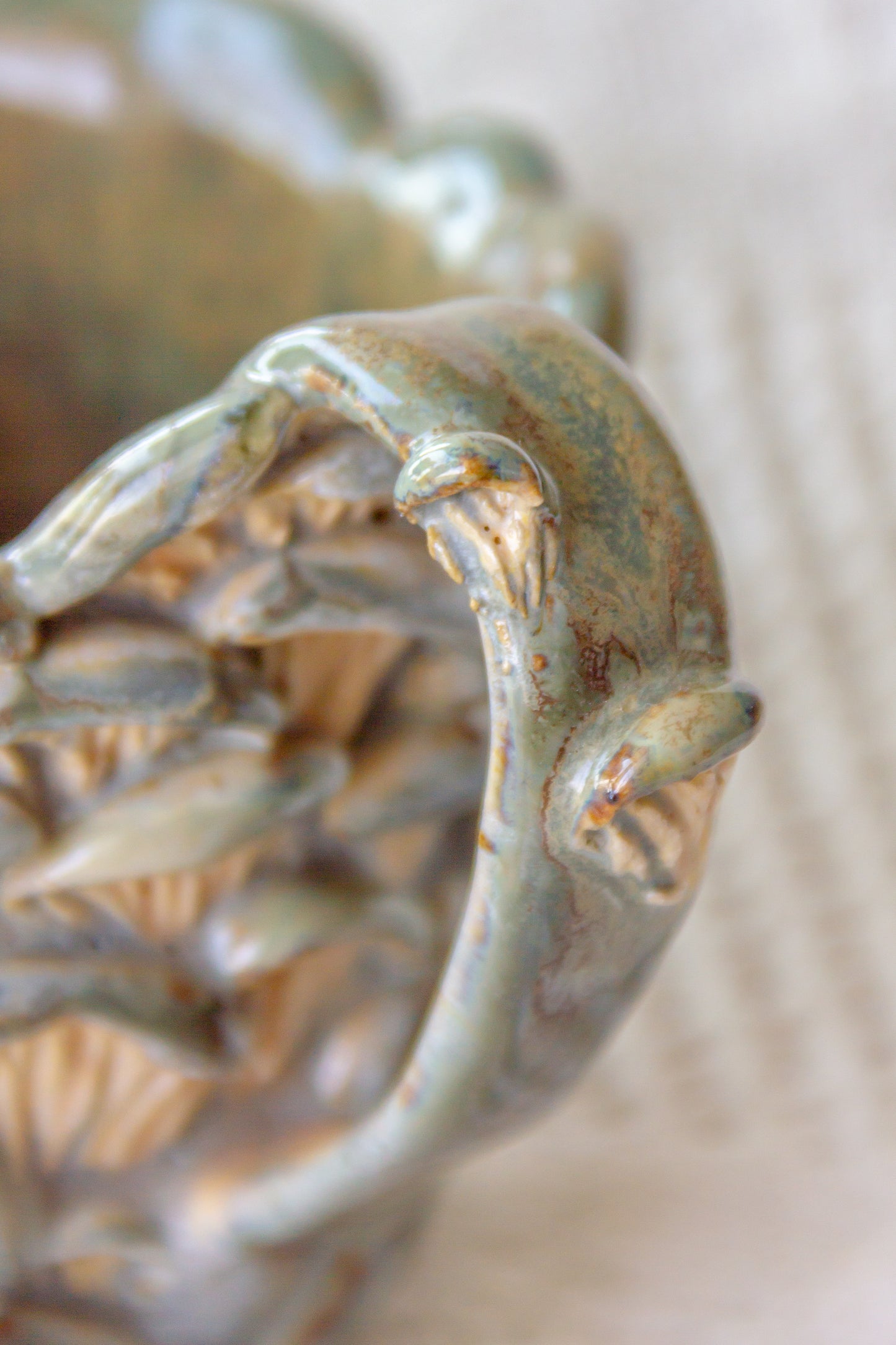 Kubek ceramiczny “Shrooms” zielono-beżowy