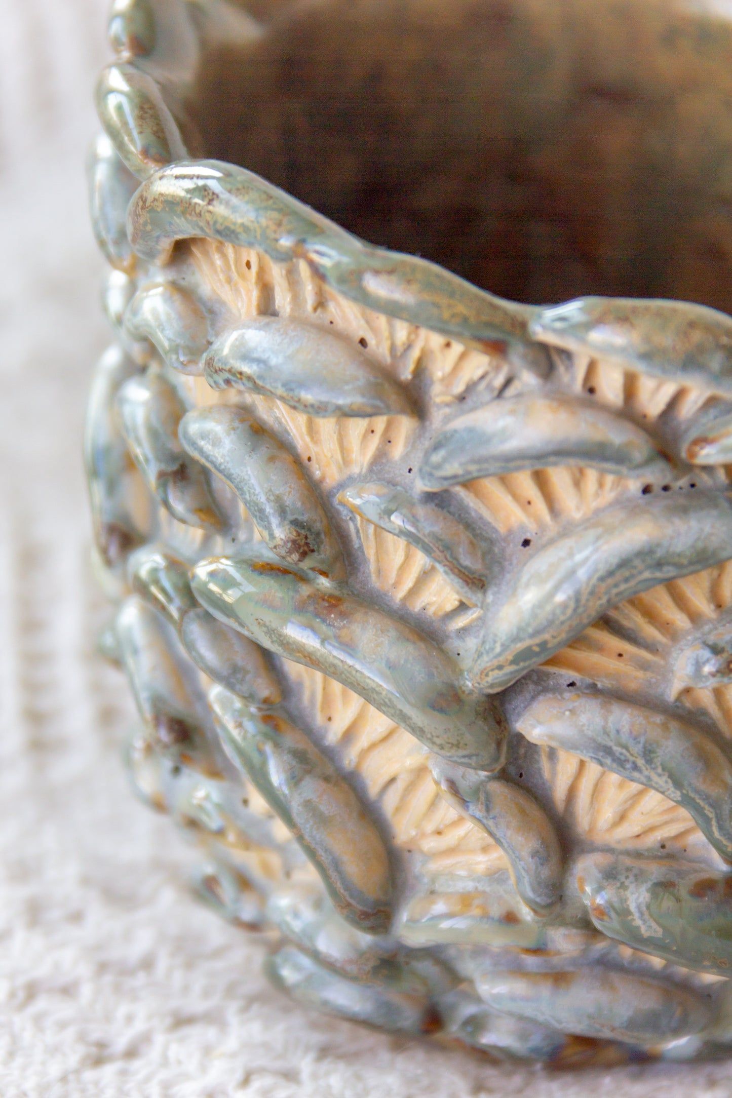Kubek ceramiczny “Shrooms” zielono-beżowy