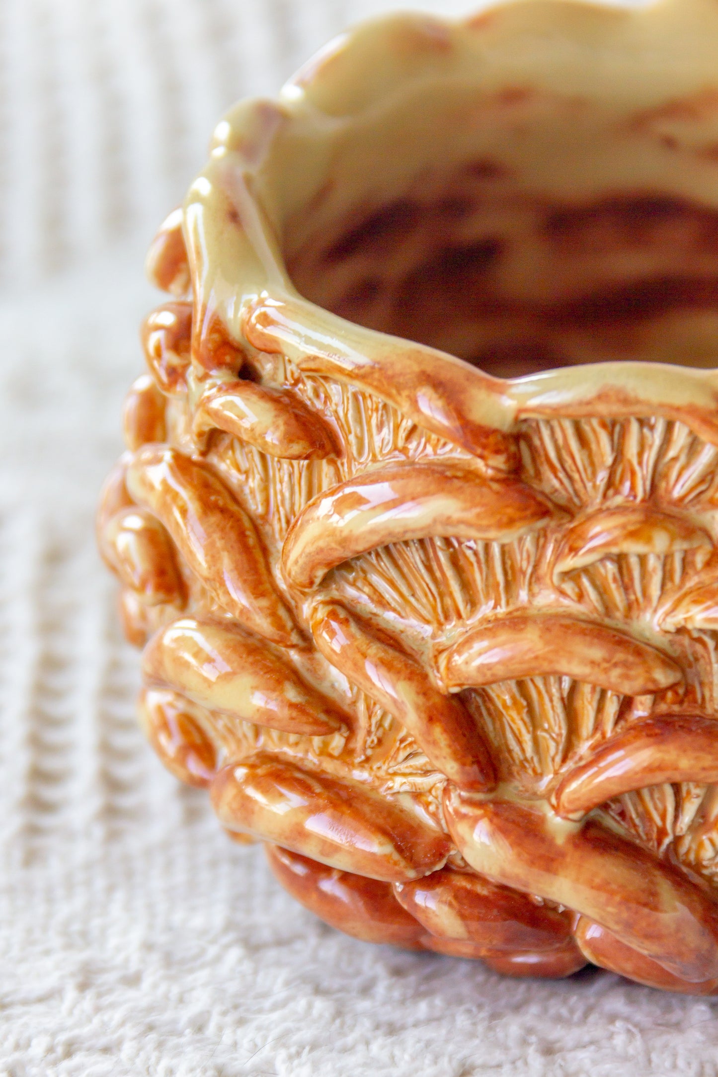 Kubek ceramiczny “Shrooms” beżowo-brązowy