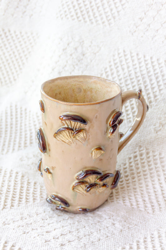 Kubek ceramiczny “Shrooms” beźowo-brązowy
