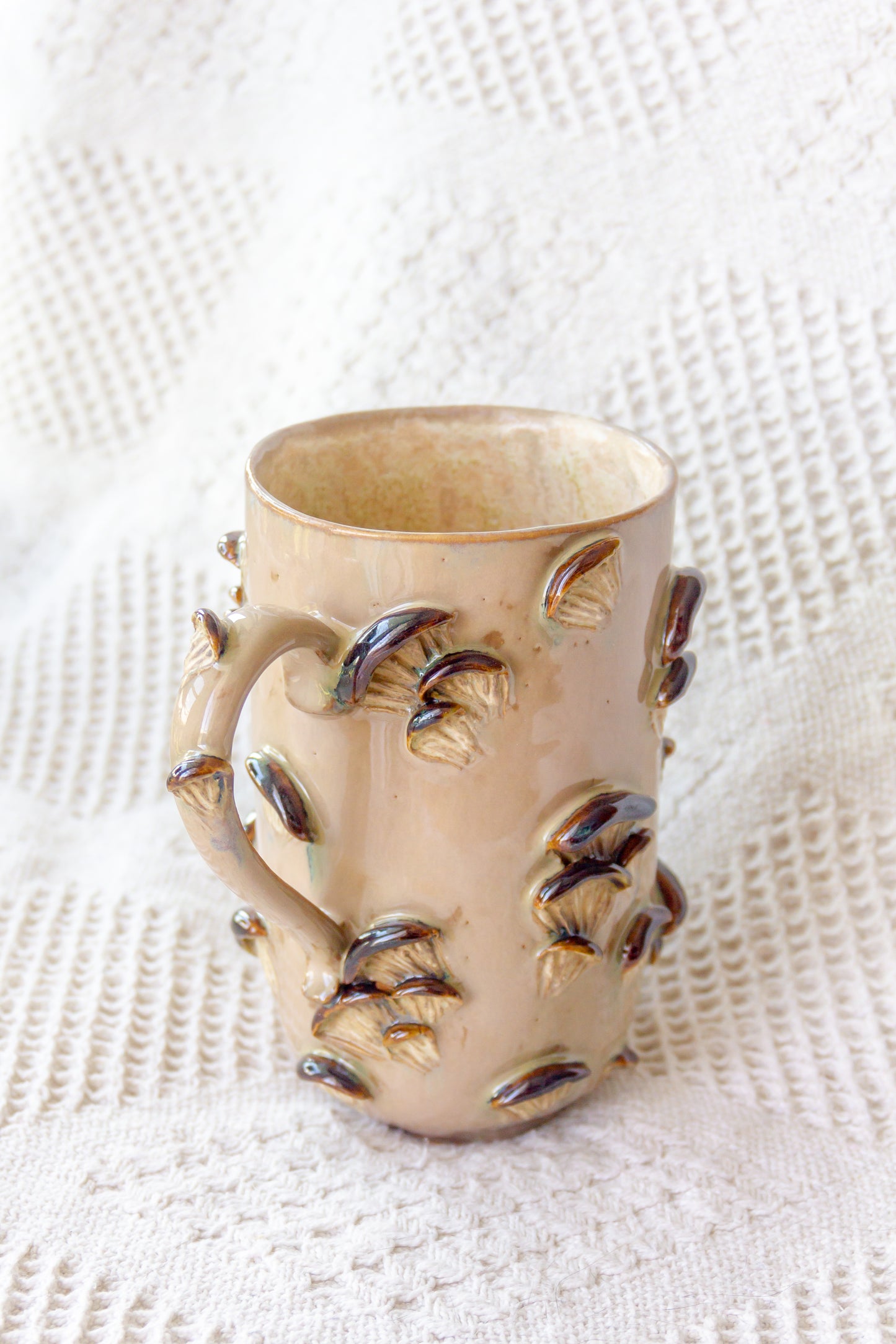 Kubek ceramiczny “Shrooms” beźowo-brązowy