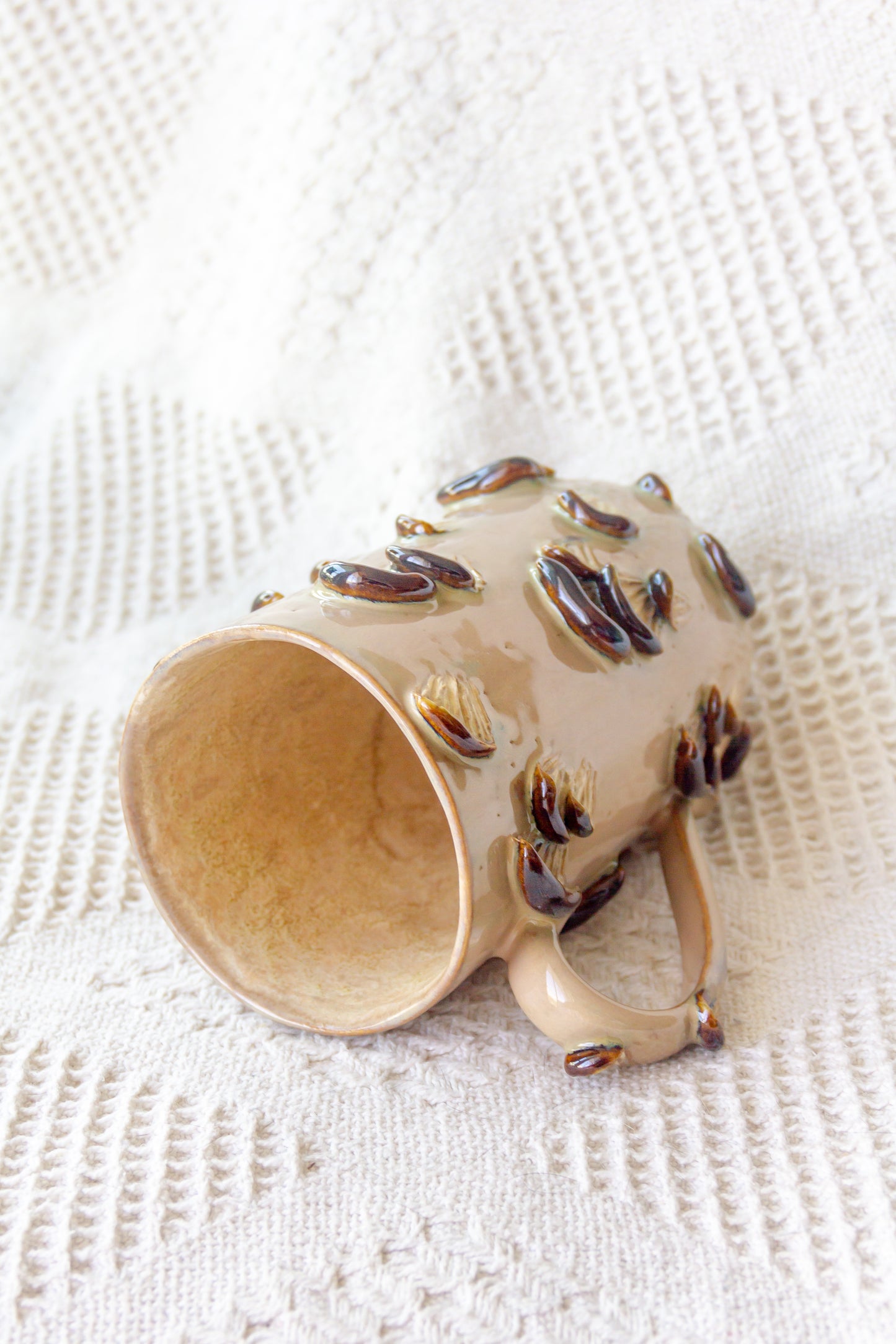 Kubek ceramiczny “Shrooms” beźowo-brązowy