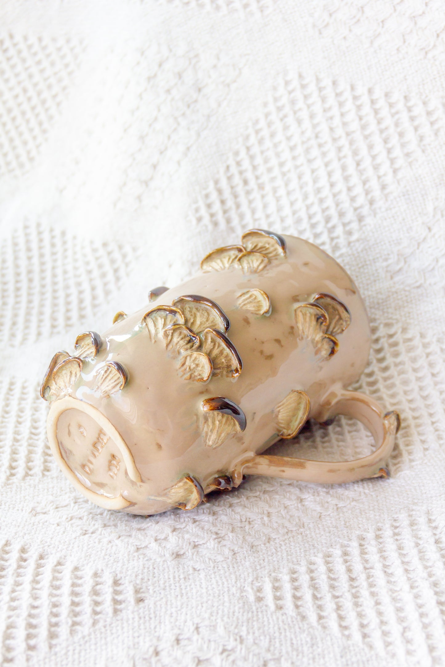 Kubek ceramiczny “Shrooms” beźowo-brązowy