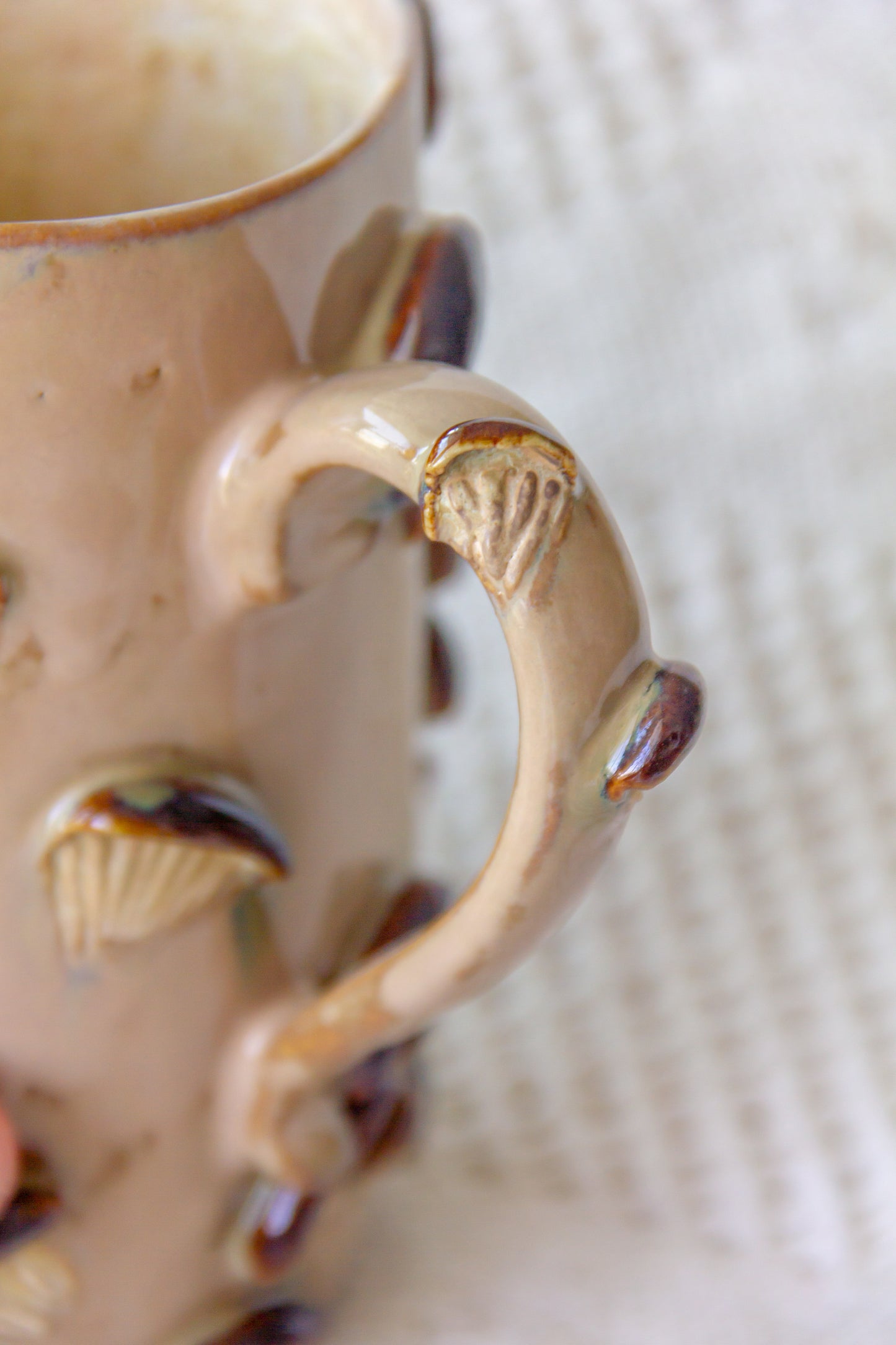 Kubek ceramiczny “Shrooms” beźowo-brązowy