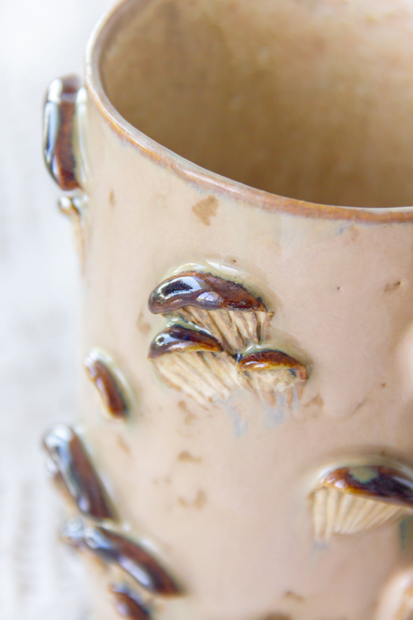Kubek ceramiczny “Shrooms” beźowo-brązowy