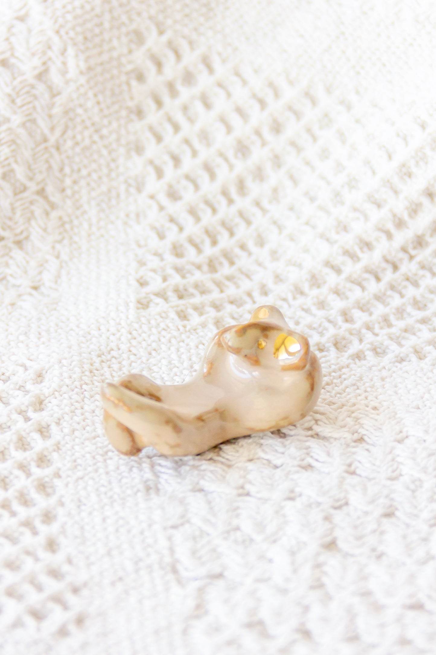 Werling śpiący, rzeźba ceramiczna ze złoceniem