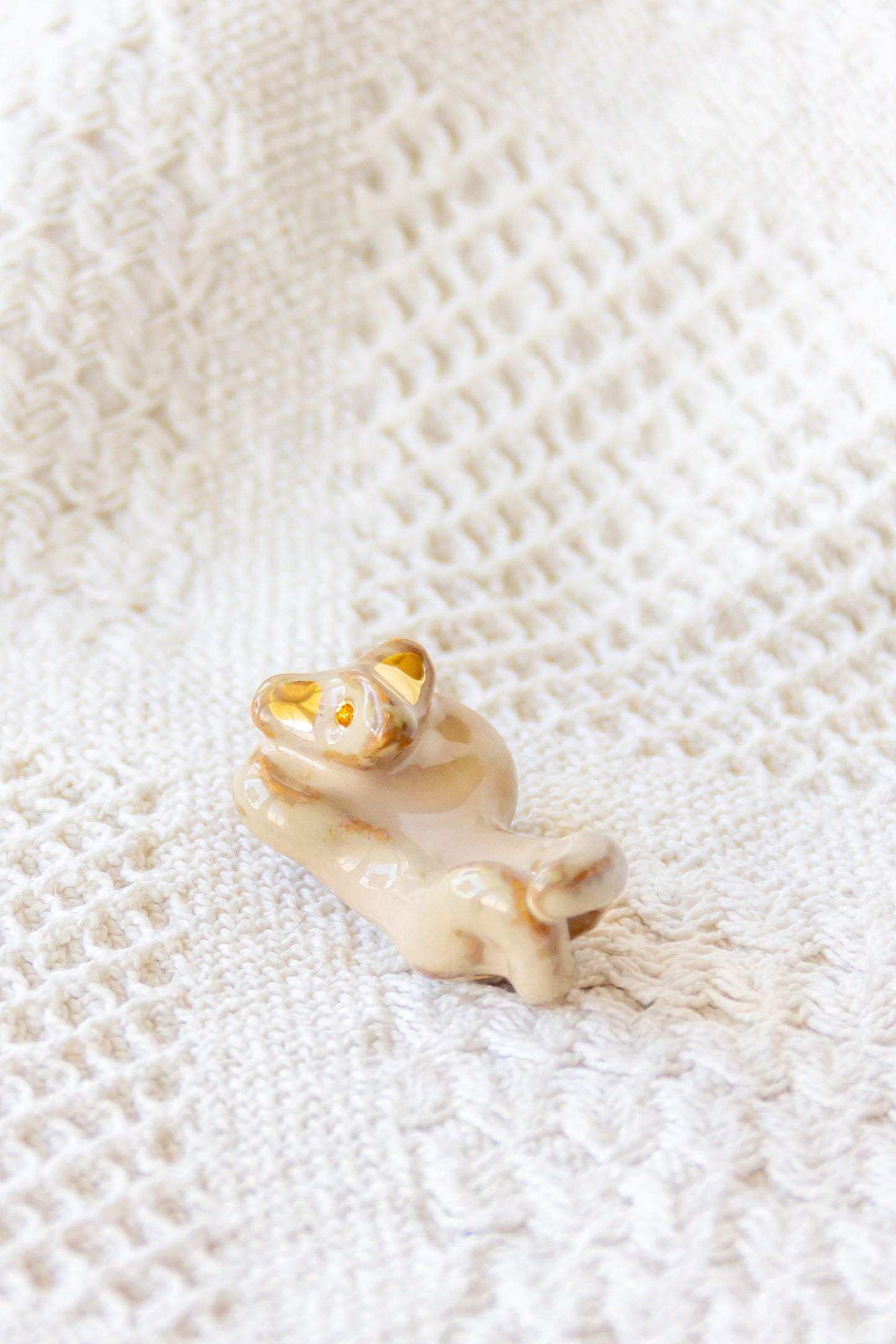 Werling śpiący, rzeźba ceramiczna ze złoceniem