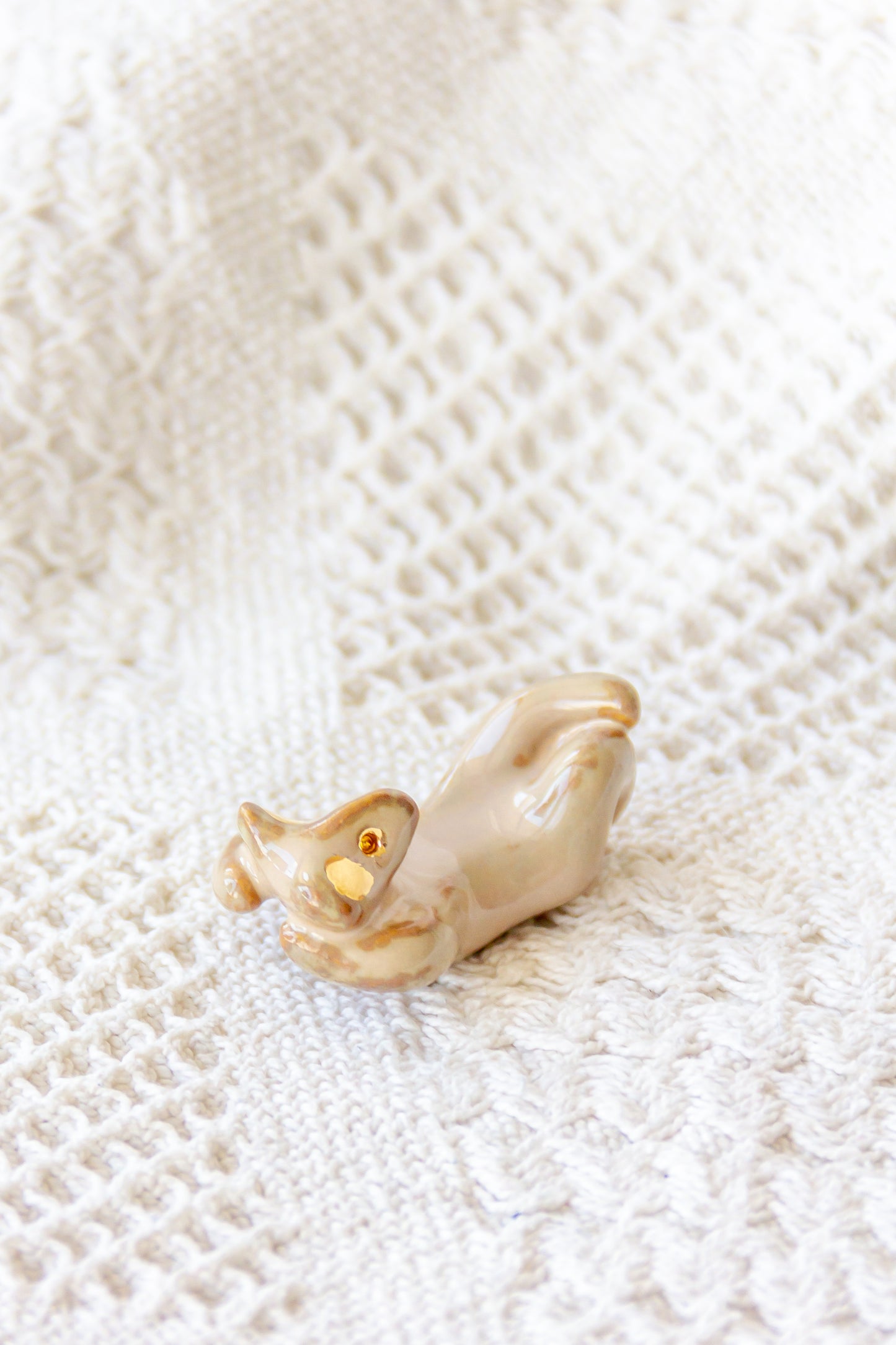 Werling śpiący, rzeźba ceramiczna ze złoceniem