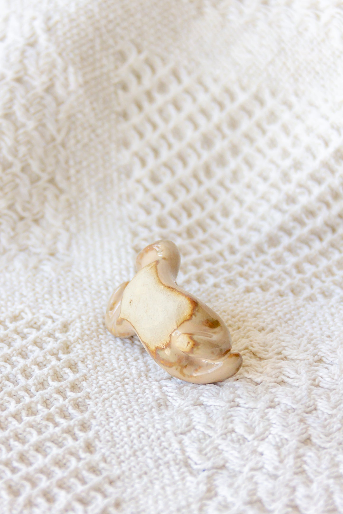 Werling śpiący, rzeźba ceramiczna ze złoceniem