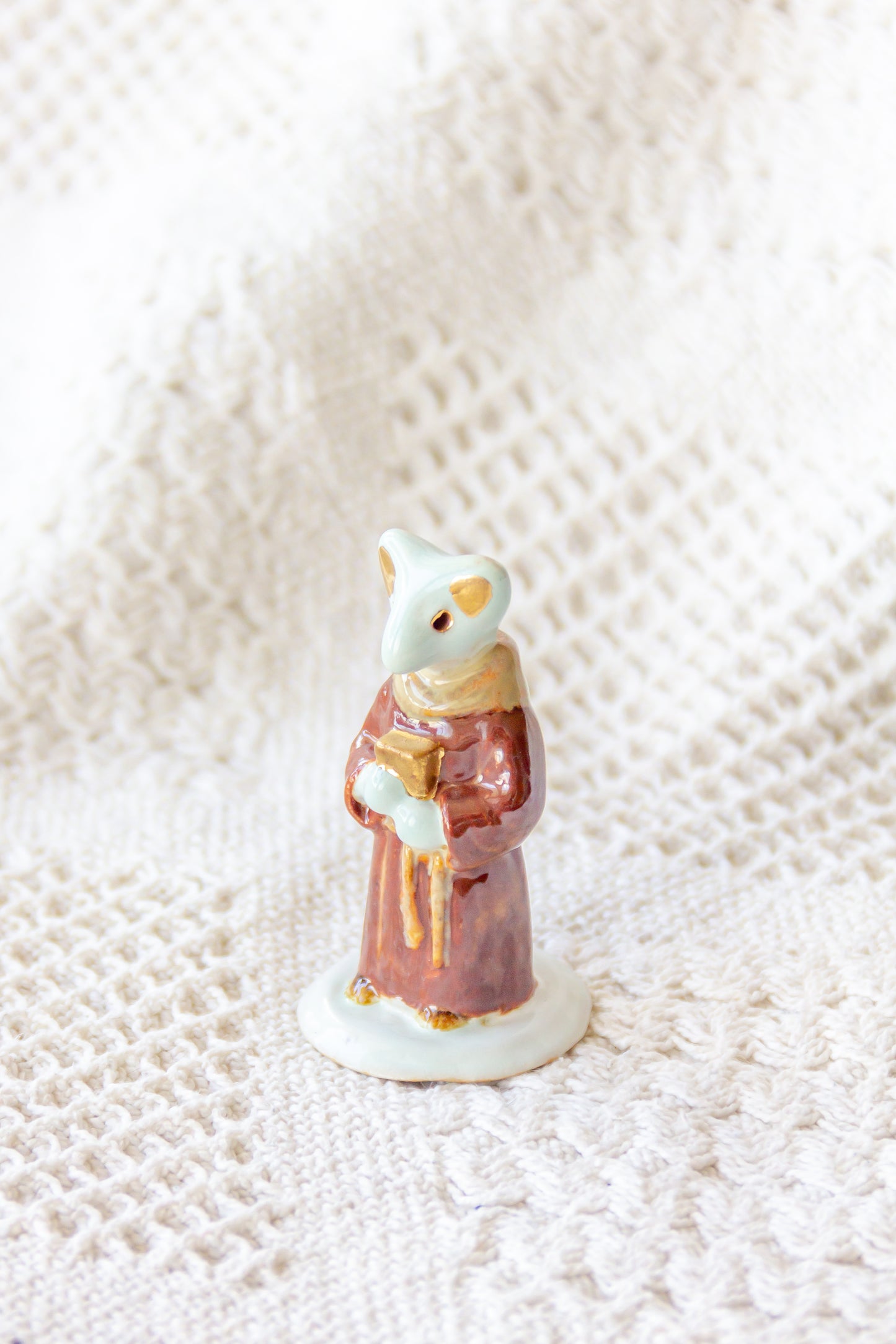 Werling mnich, rzeźba ceramiczna ze złoceniem