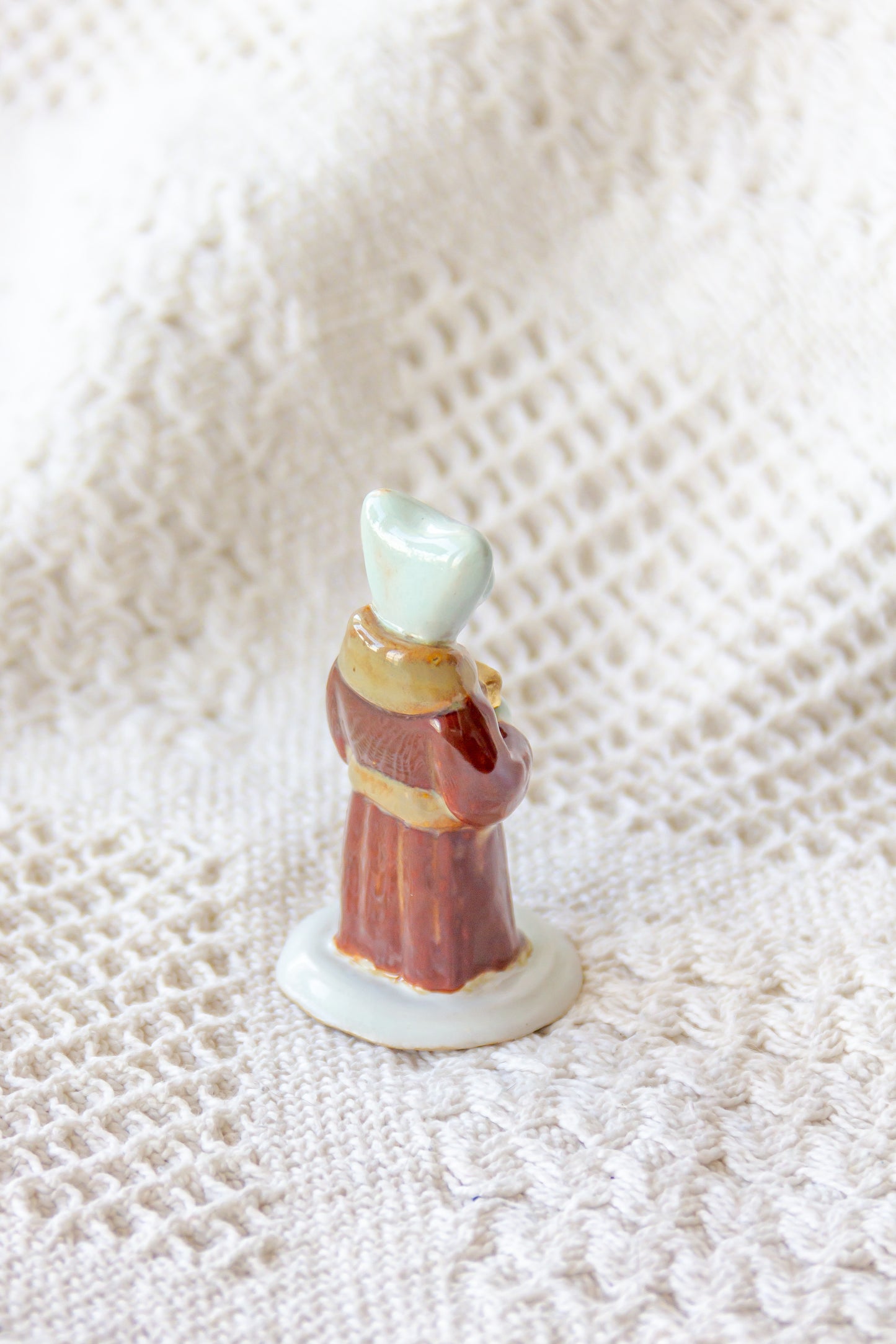 Werling mnich, rzeźba ceramiczna ze złoceniem