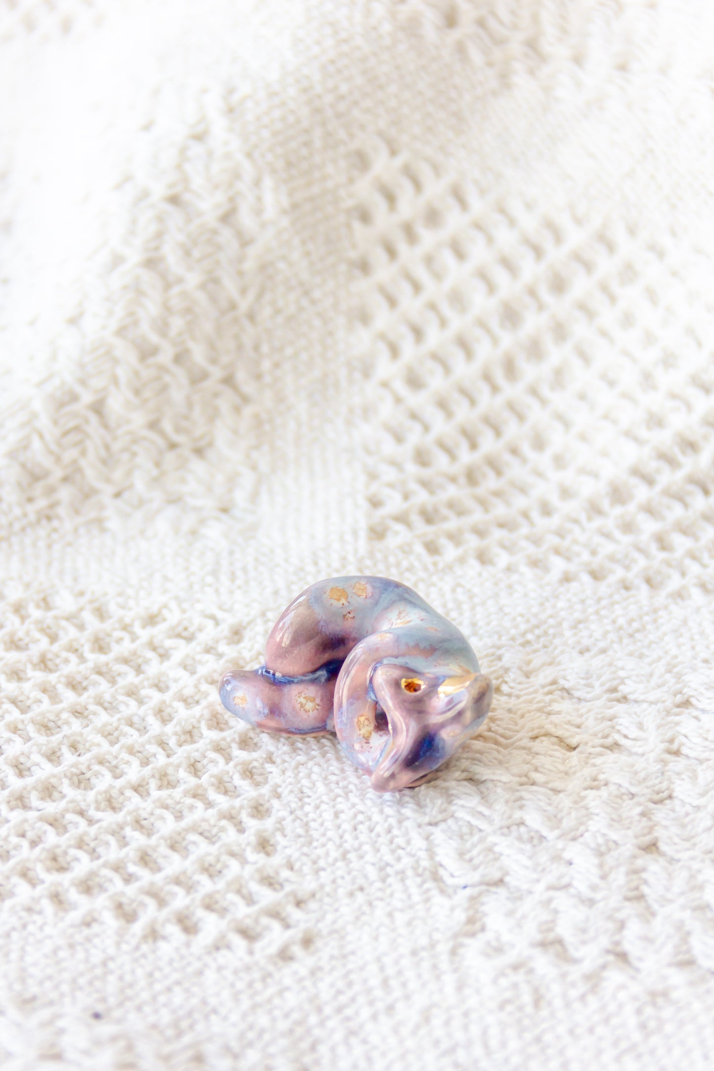 Werling śpiący, rzeźba ceramiczna ze złoceniem