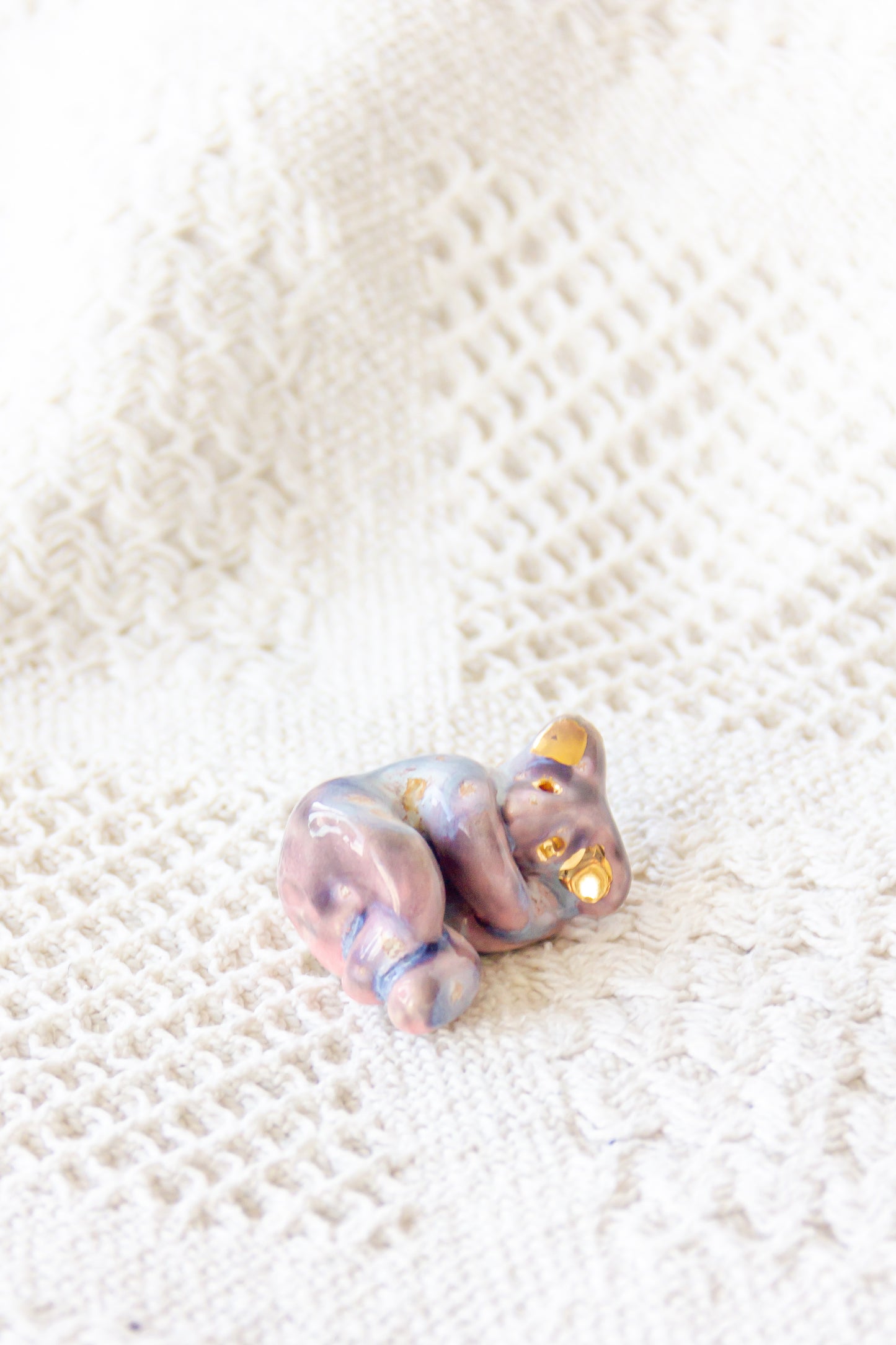 Werling śpiący, rzeźba ceramiczna ze złoceniem