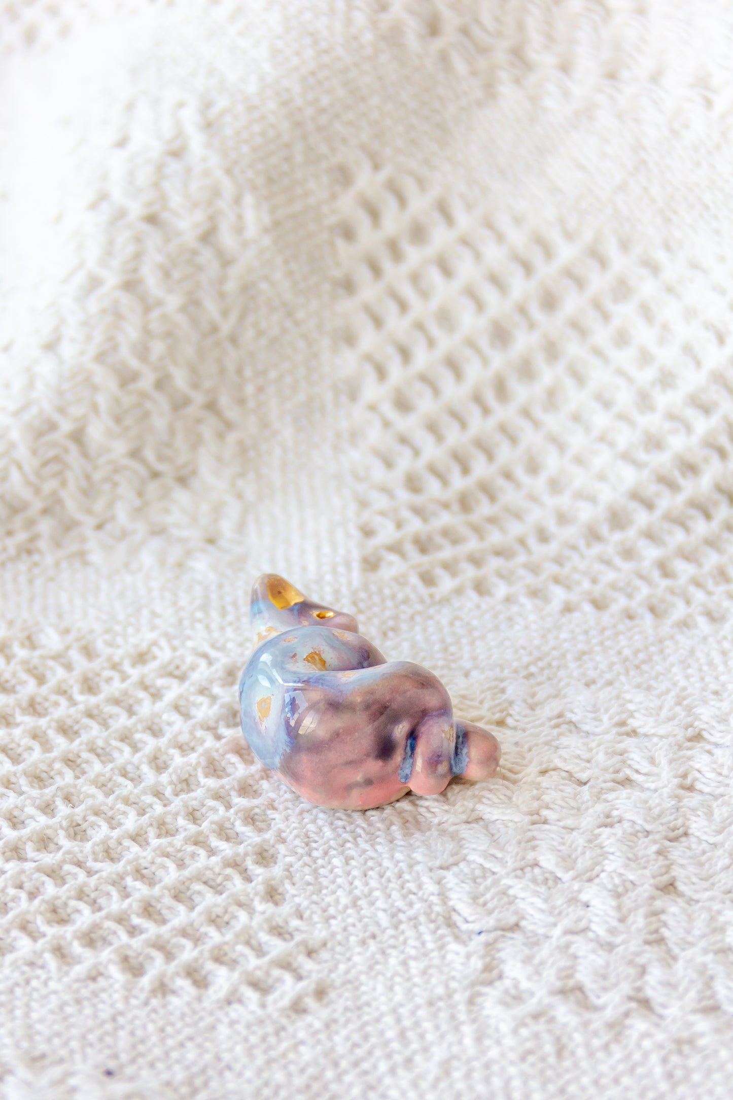 Werling śpiący, rzeźba ceramiczna ze złoceniem