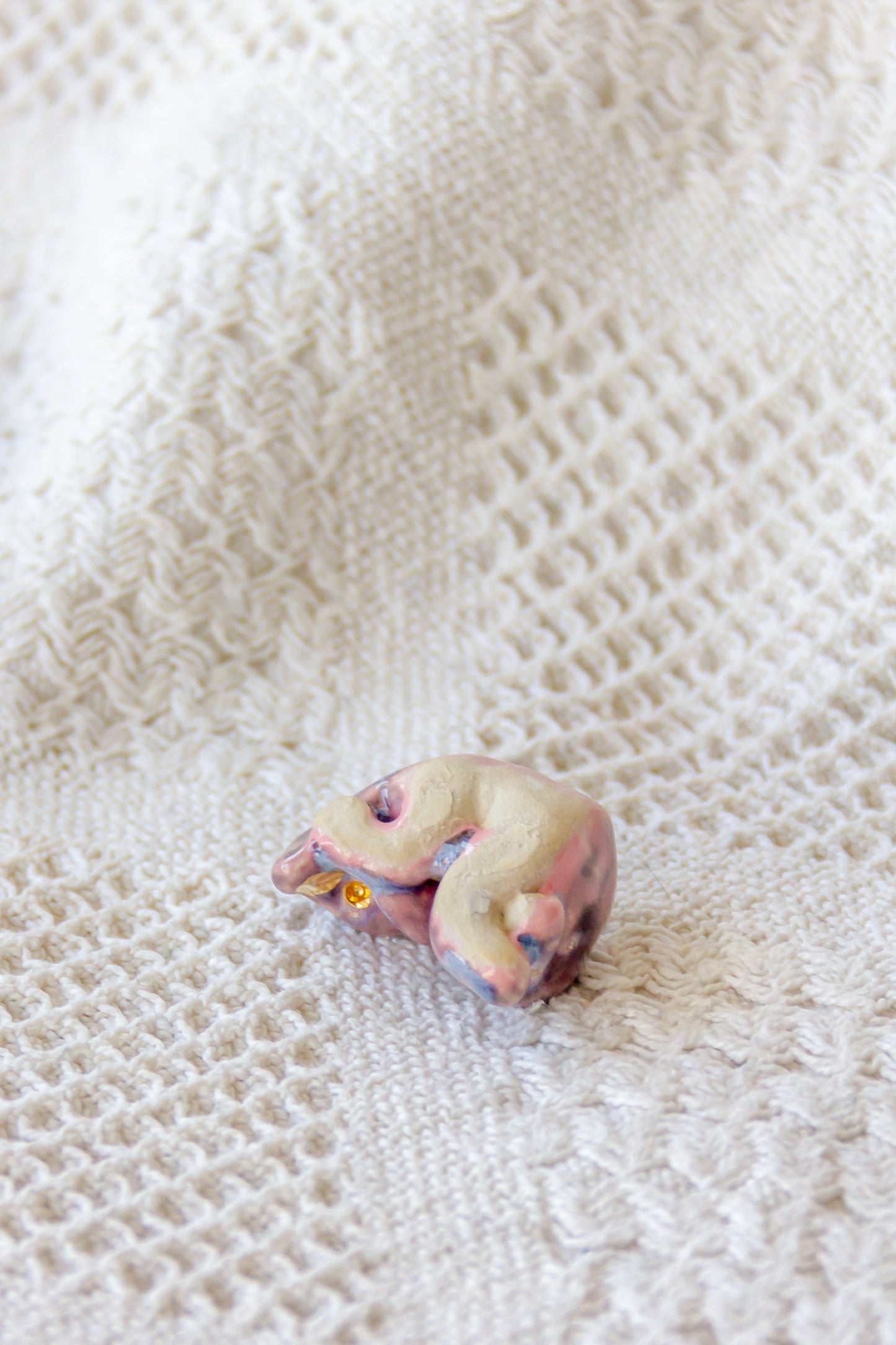 Werling śpiący, rzeźba ceramiczna ze złoceniem