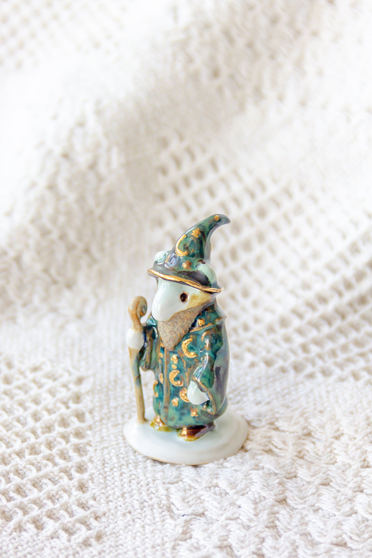 Werling czarodziej, rzeźba ceramiczna ze złoceniem